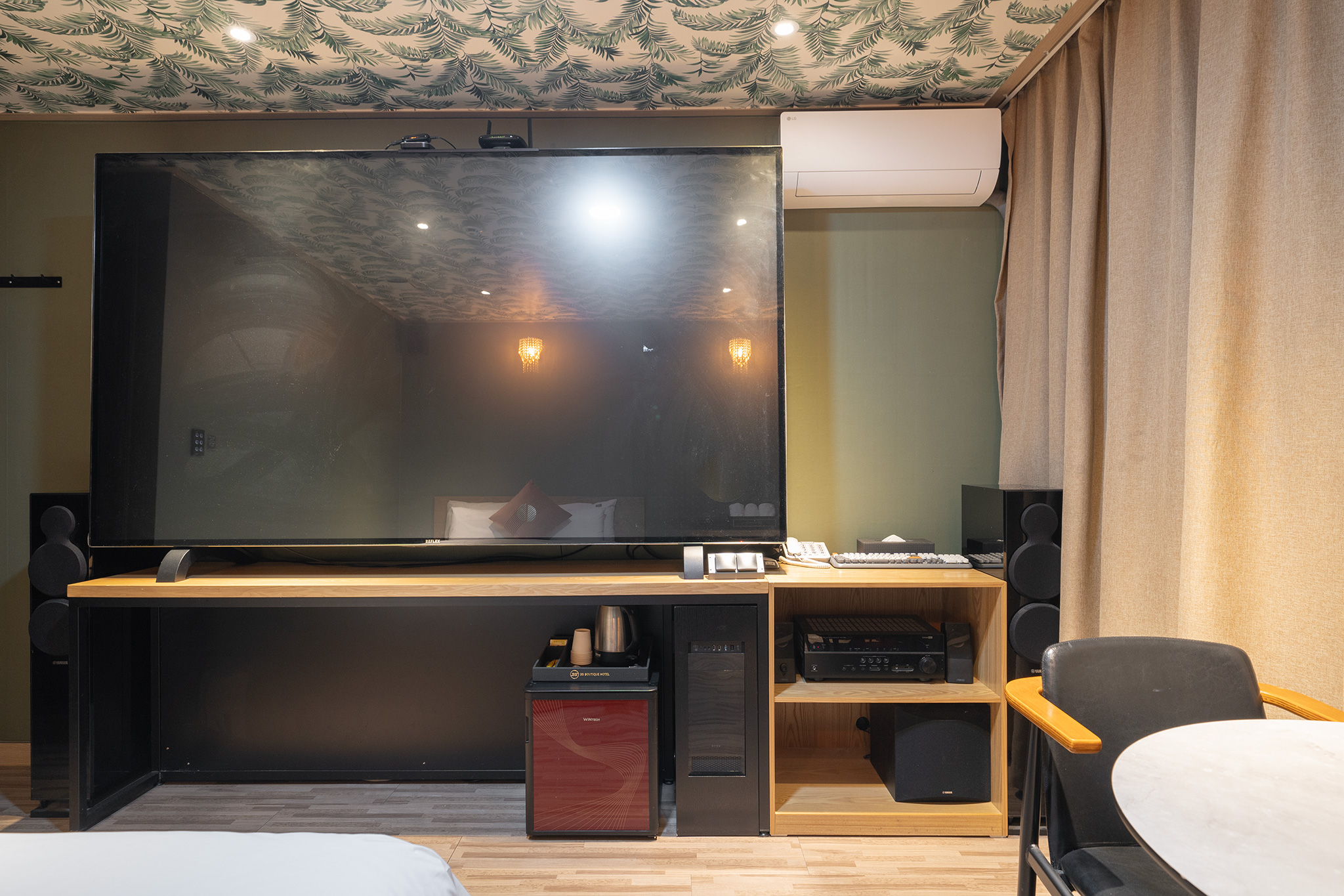 room detail thumbnail 2