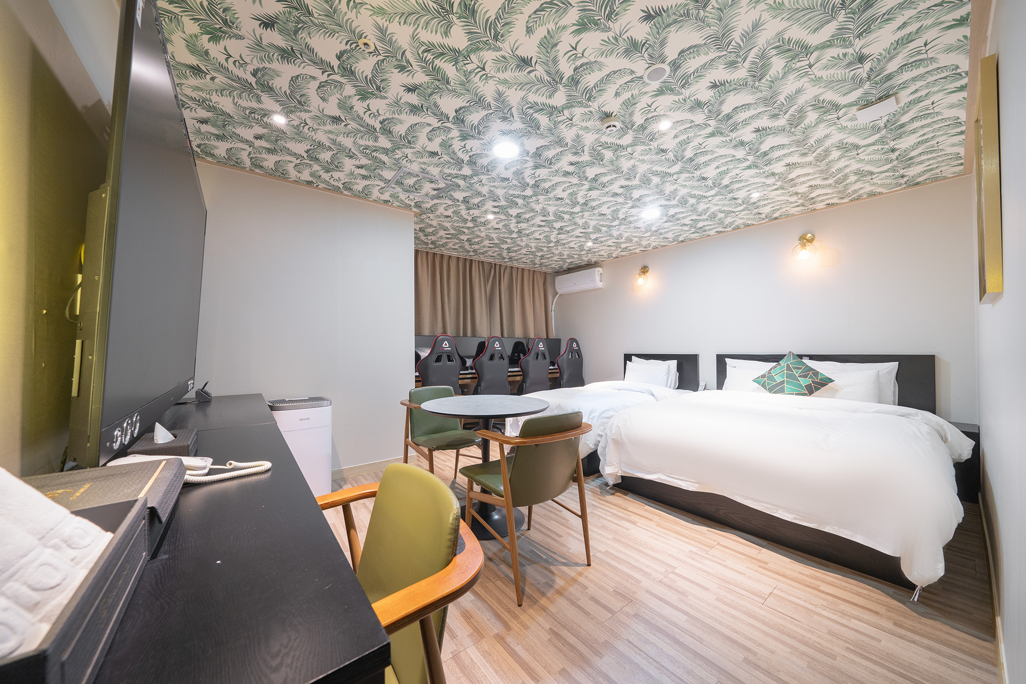 room detail thumbnail 2