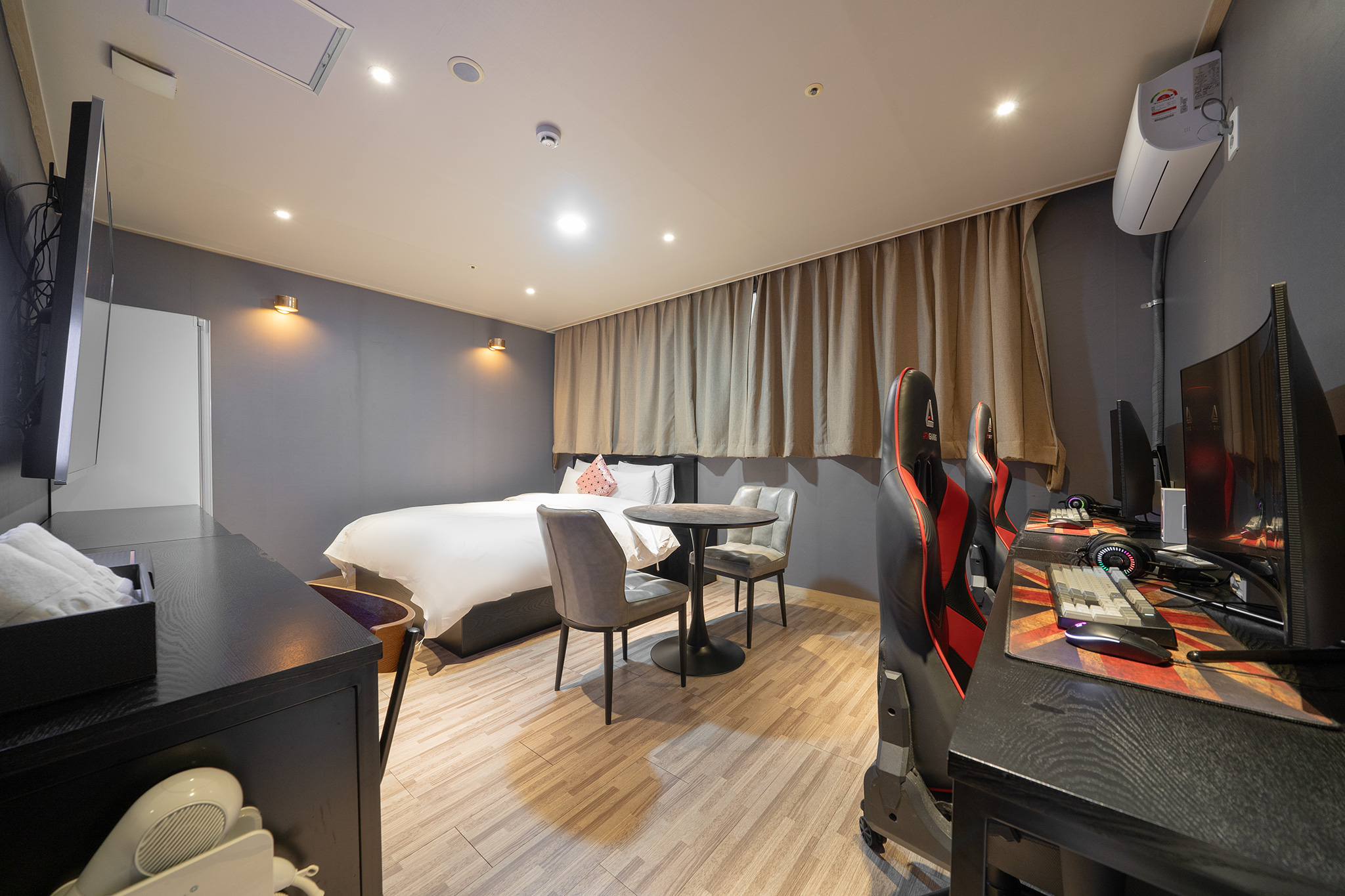 room detail thumbnail 2
