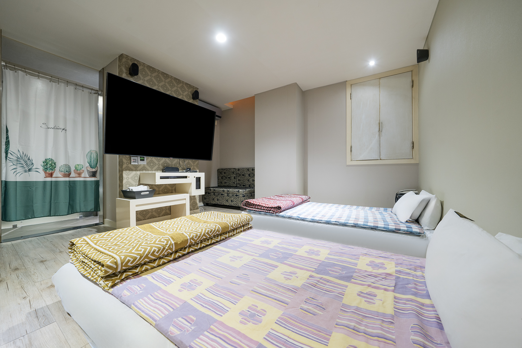 room detail thumbnail 2