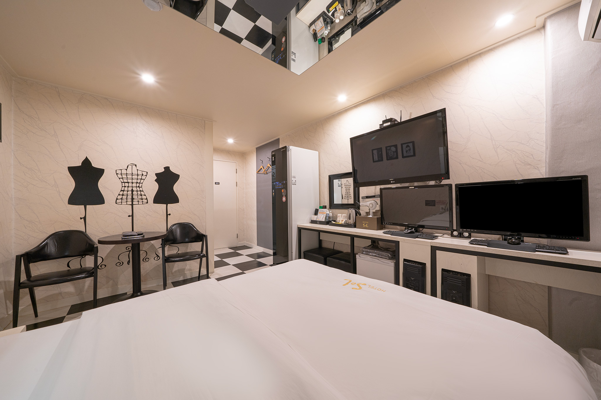 room detail thumbnail 2