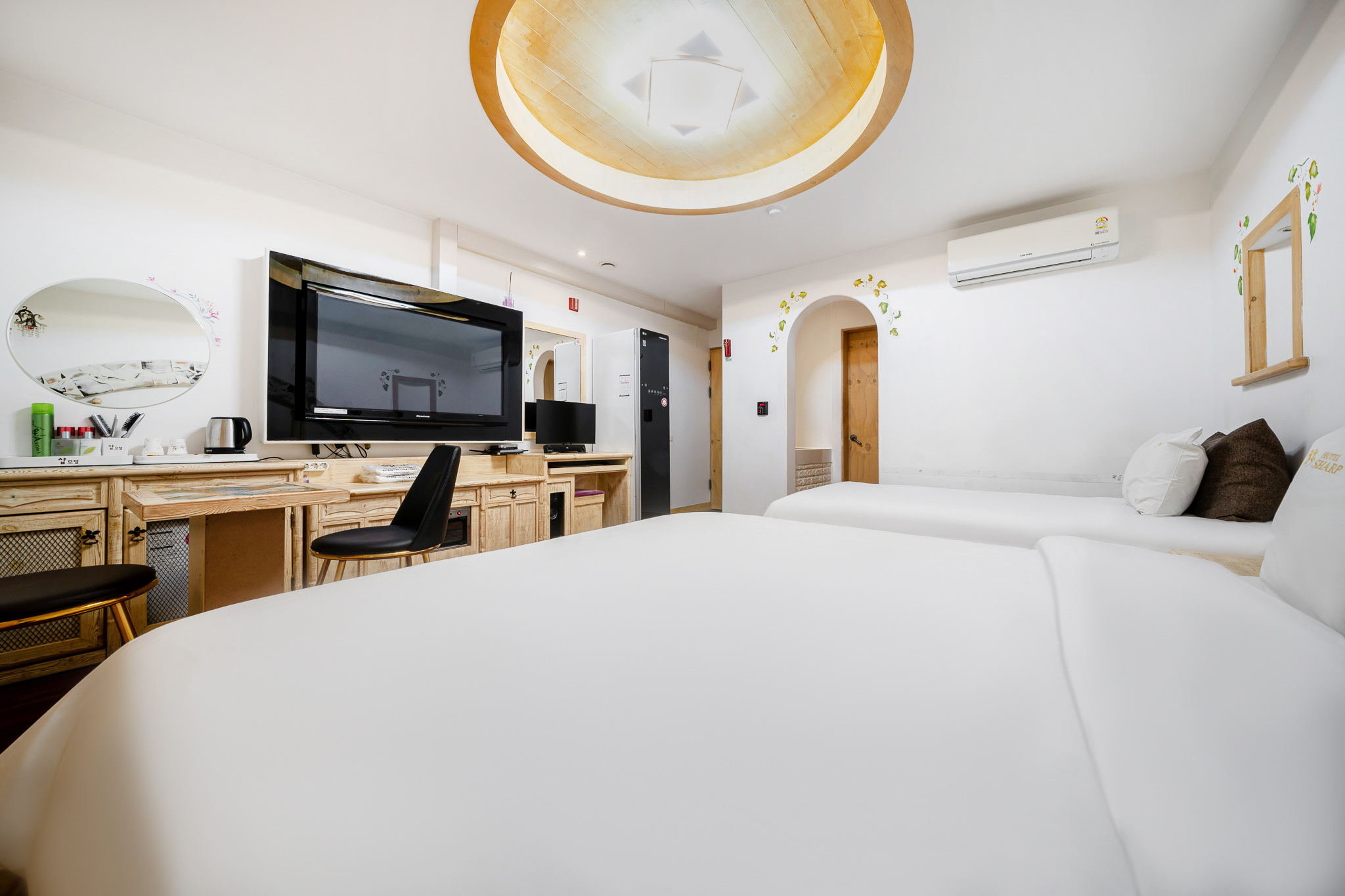 room detail thumbnail 2