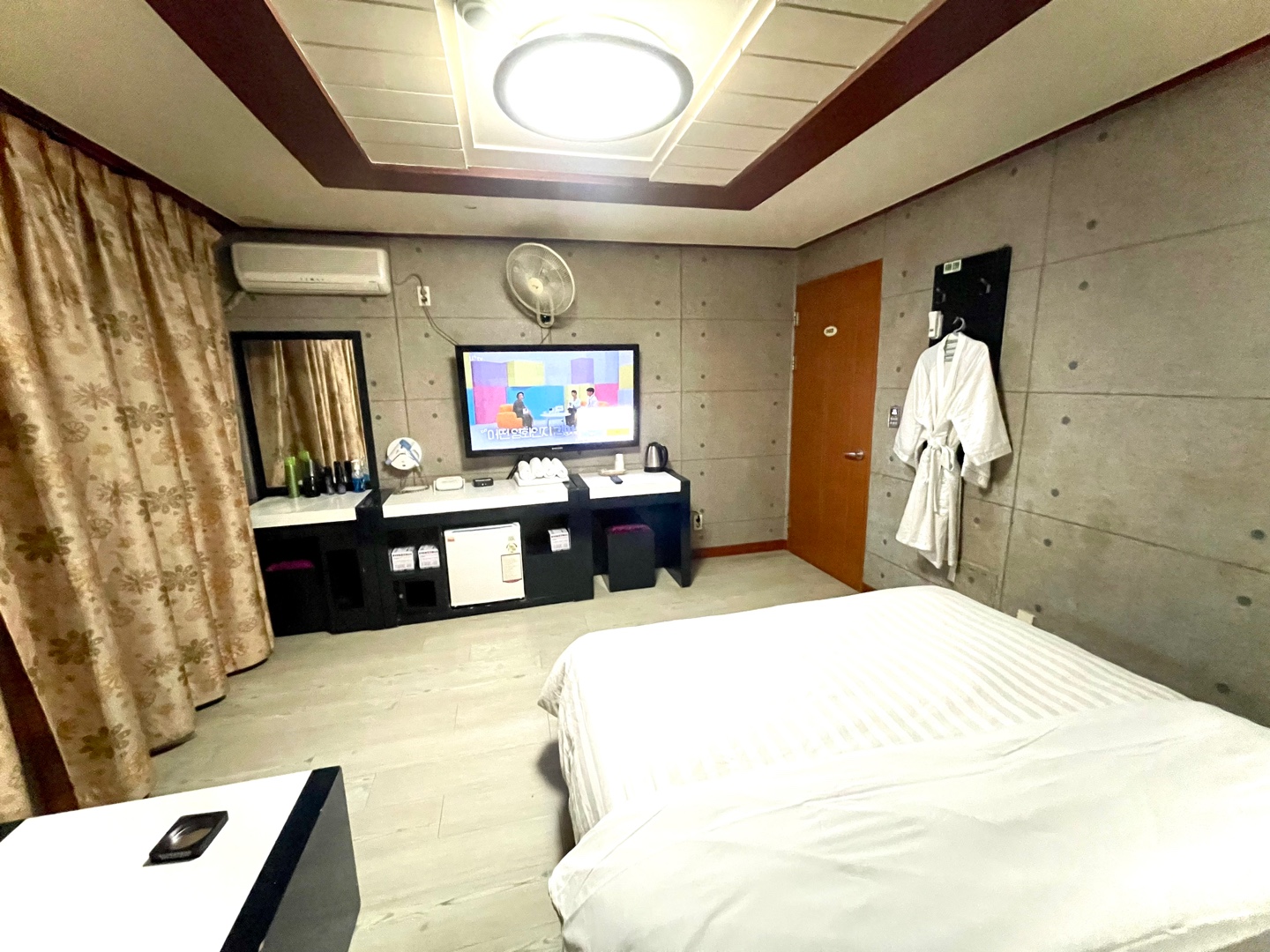 room detail thumbnail 1