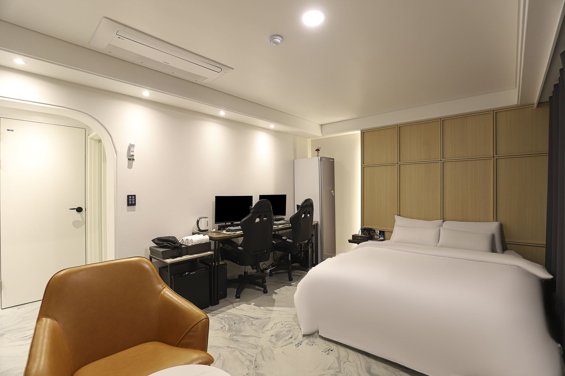 room detail thumbnail 2