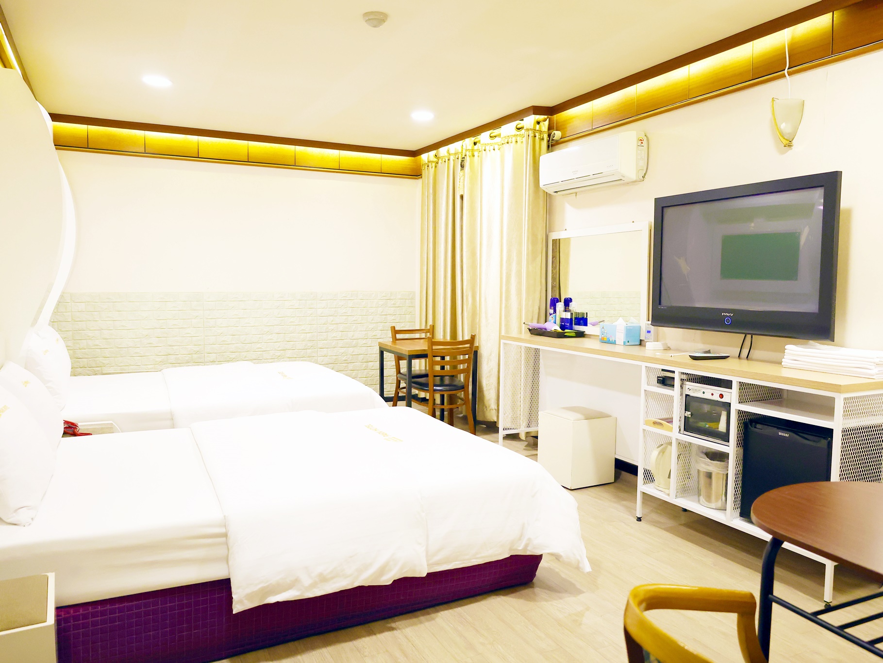 room detail thumbnail 1