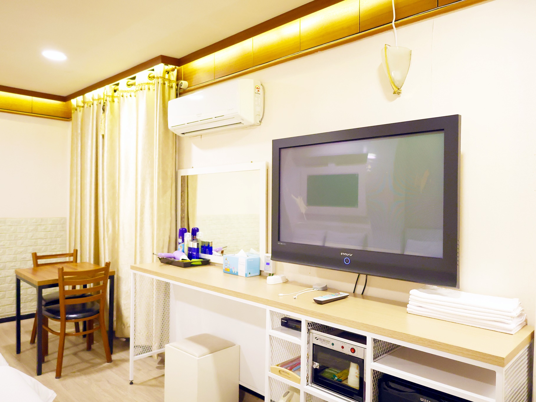 room detail thumbnail 2