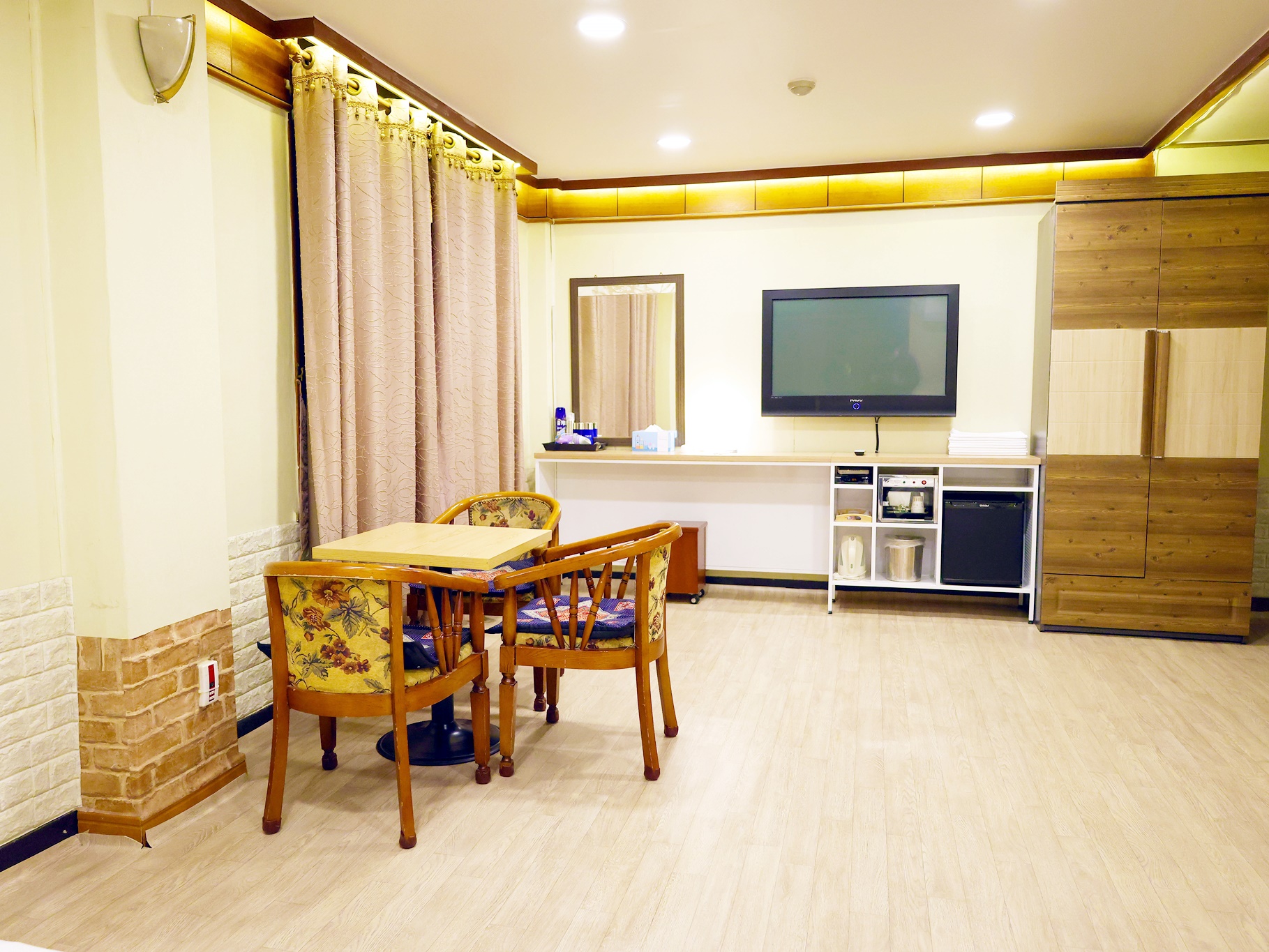 room detail thumbnail 2