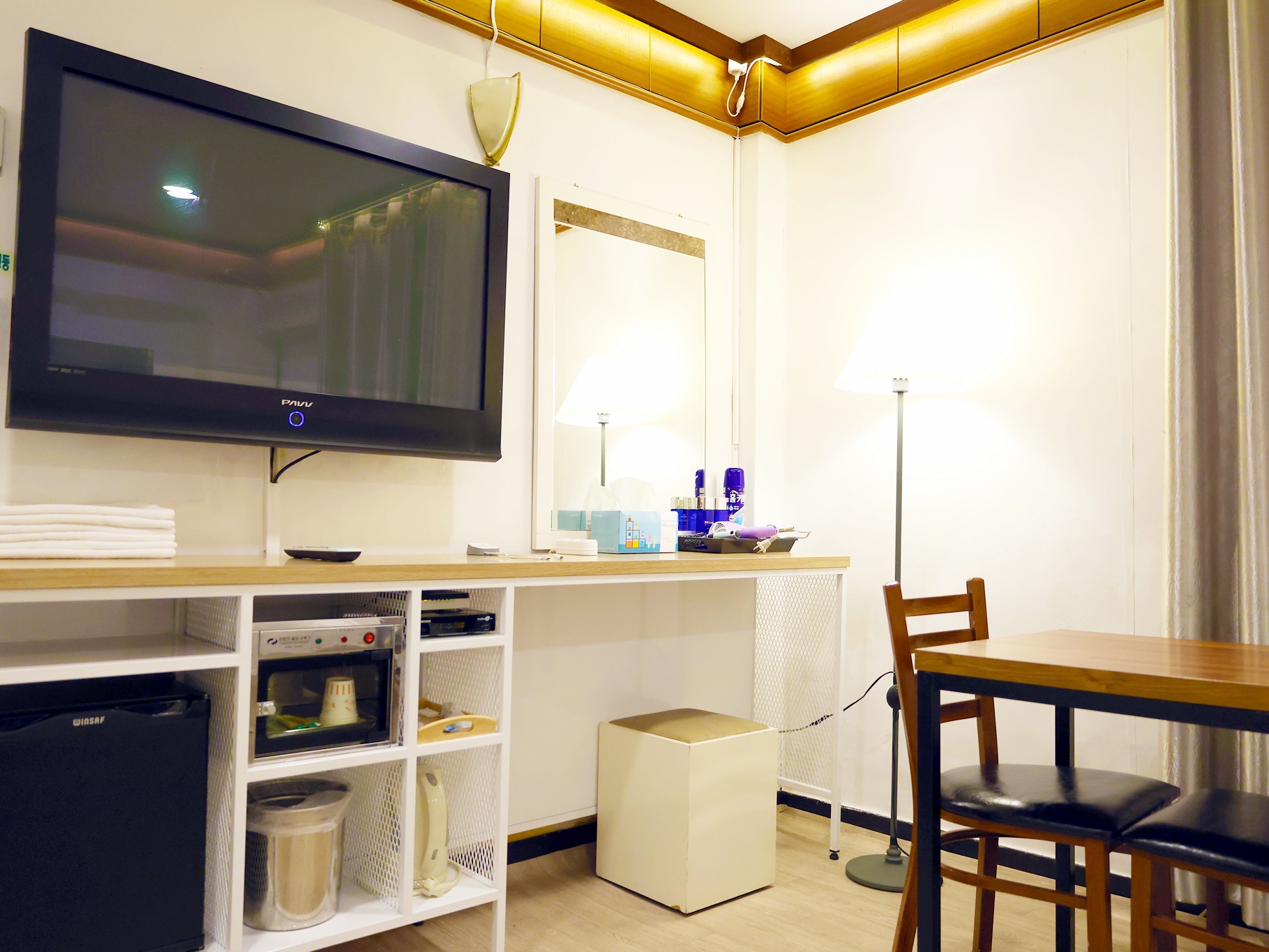 room detail thumbnail 2