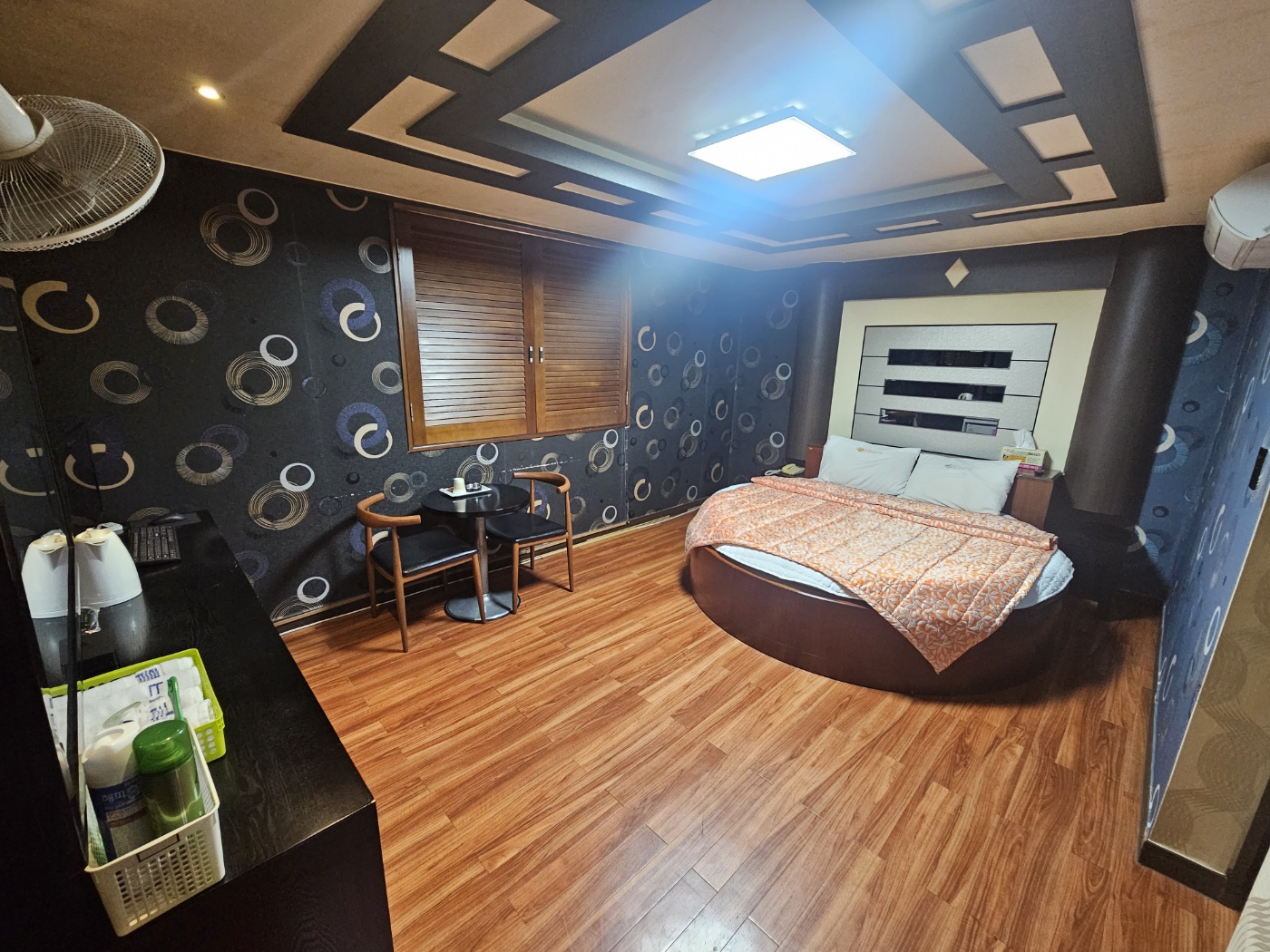 room detail thumbnail 2