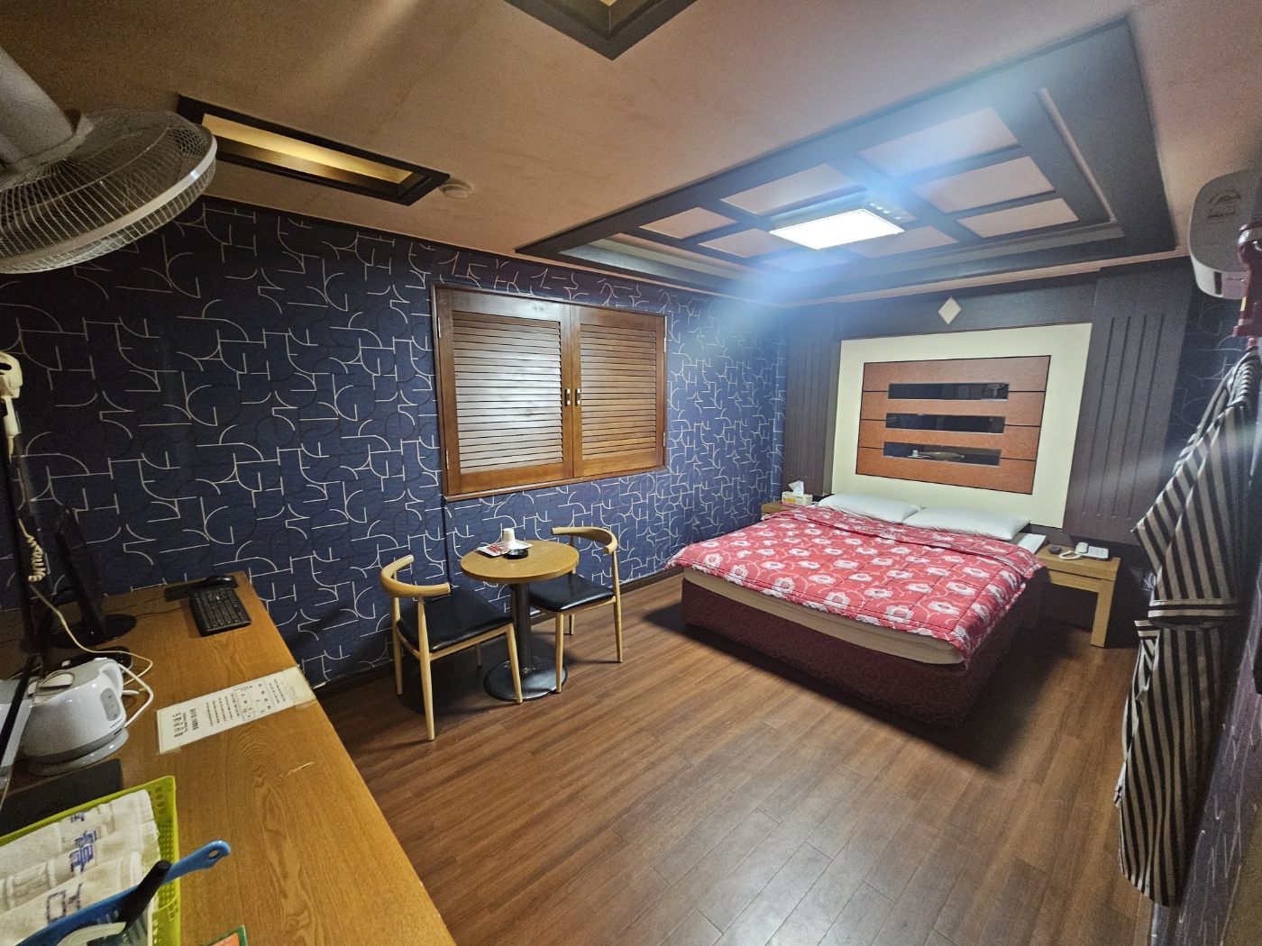 room detail thumbnail 1