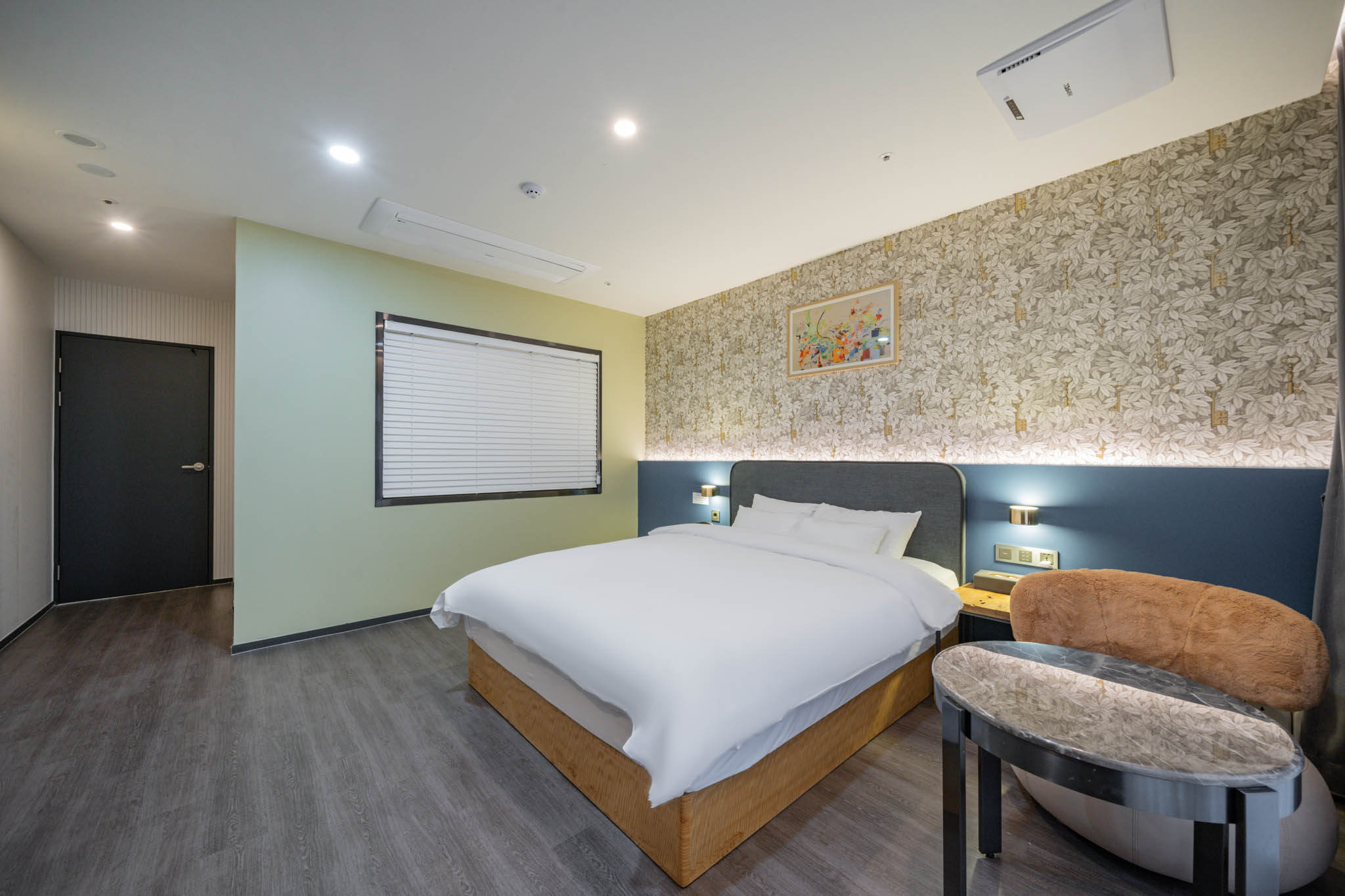 room detail thumbnail 2