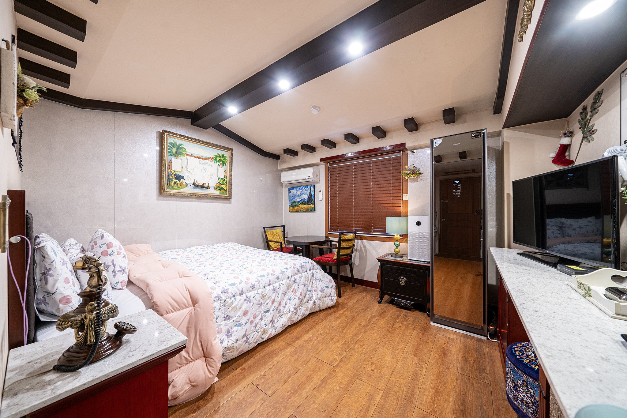 room detail thumbnail 0