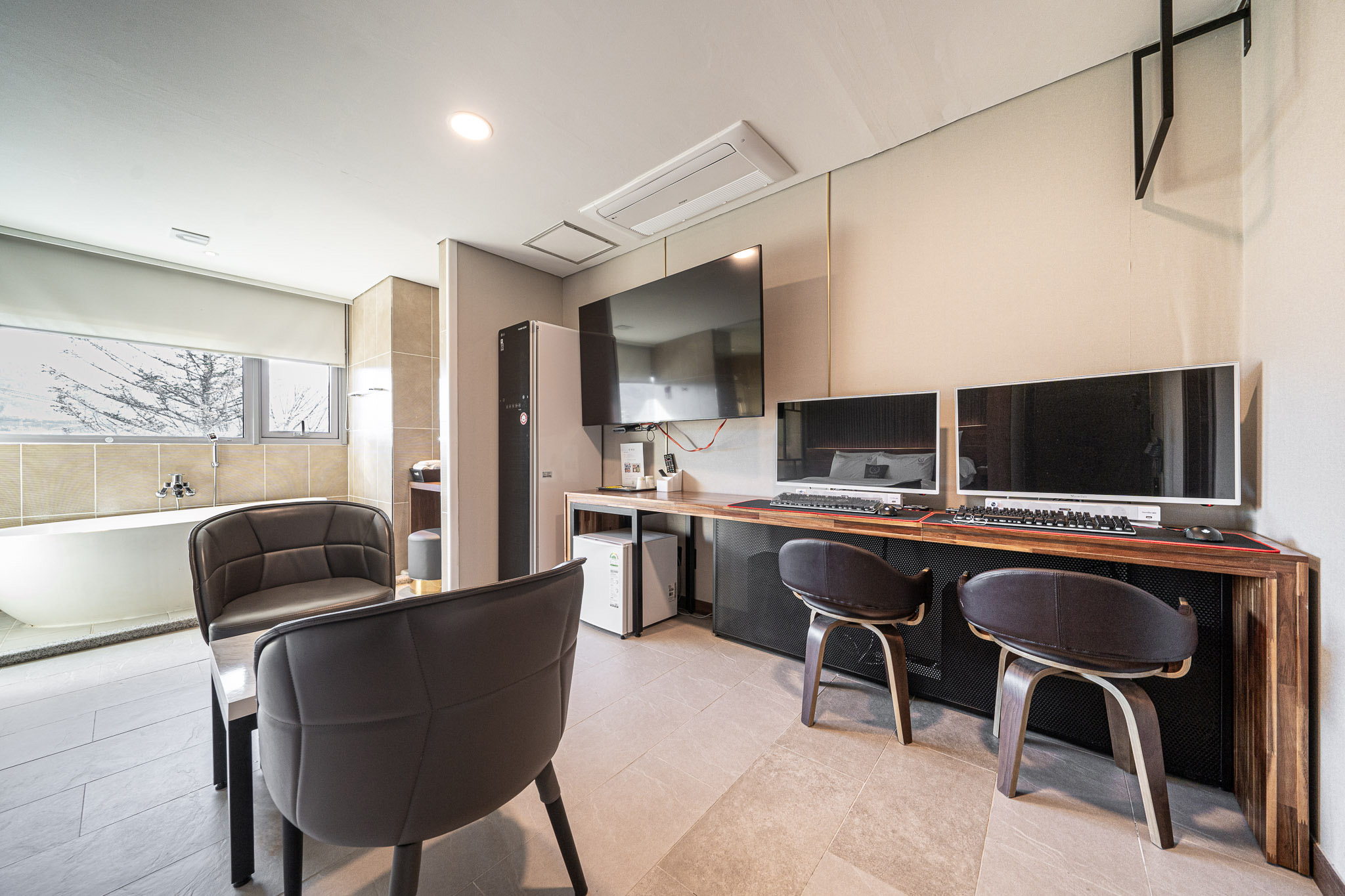 room detail thumbnail 1