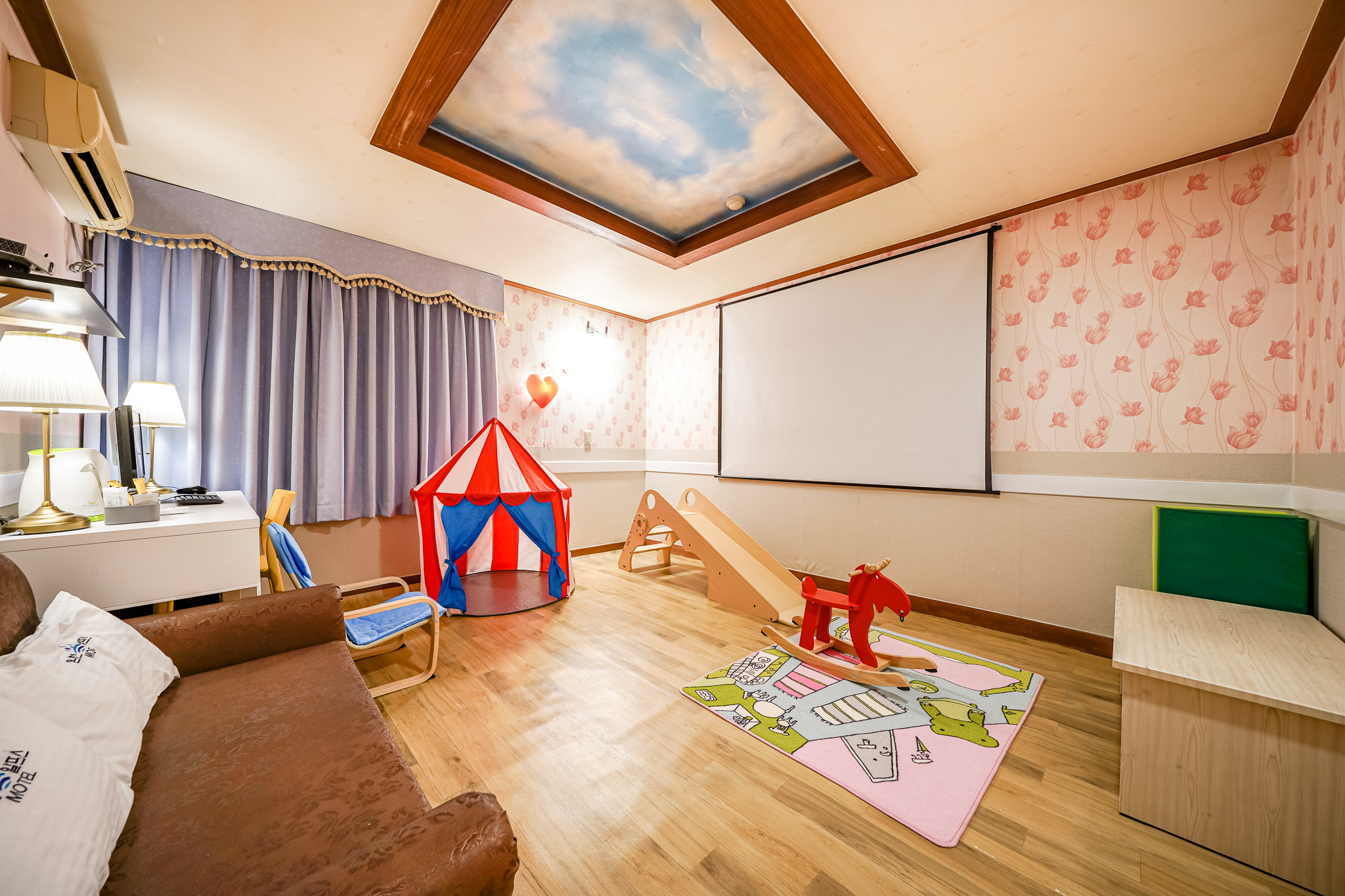 room detail thumbnail 2