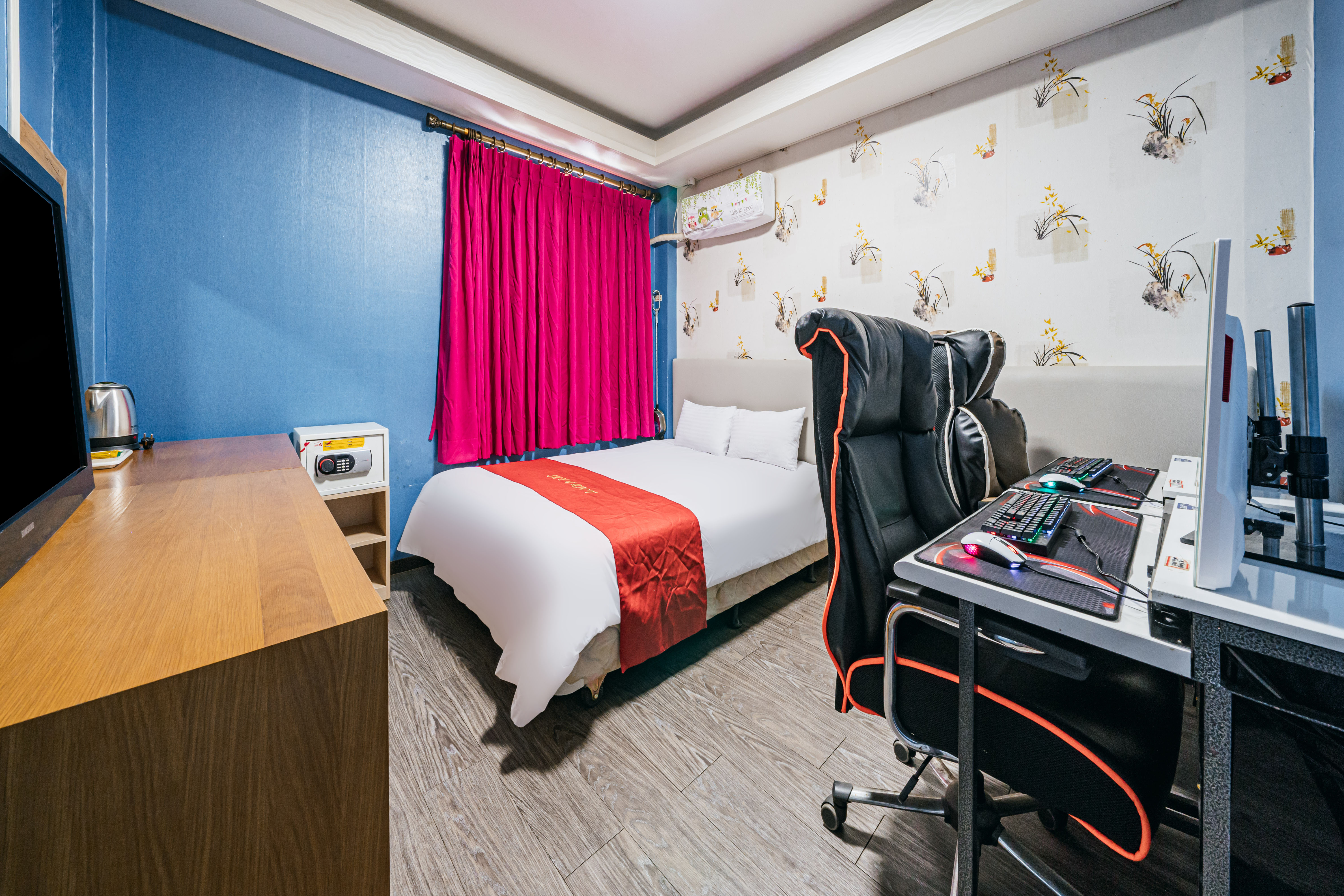 room detail thumbnail 1