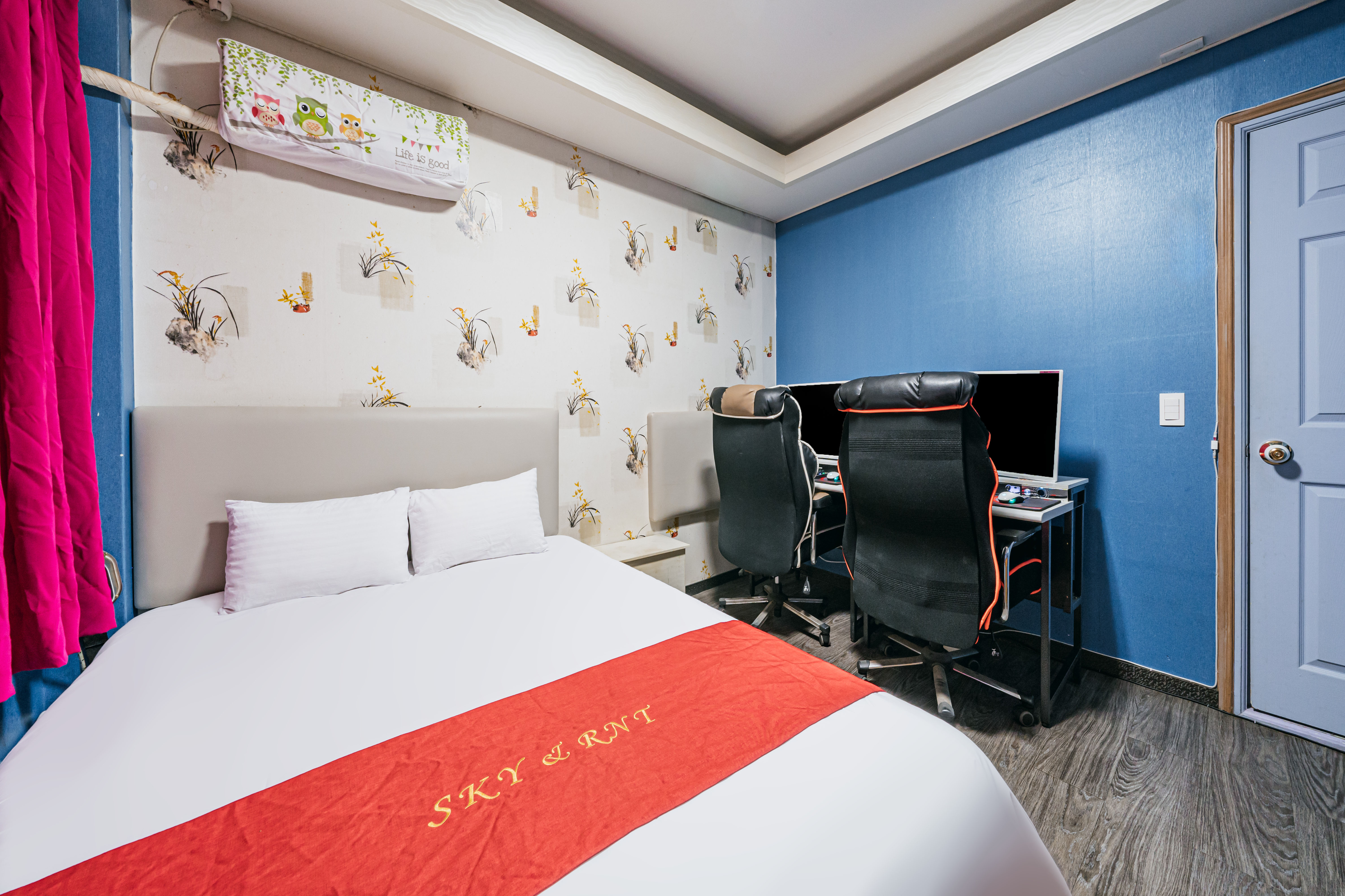 room detail thumbnail 2