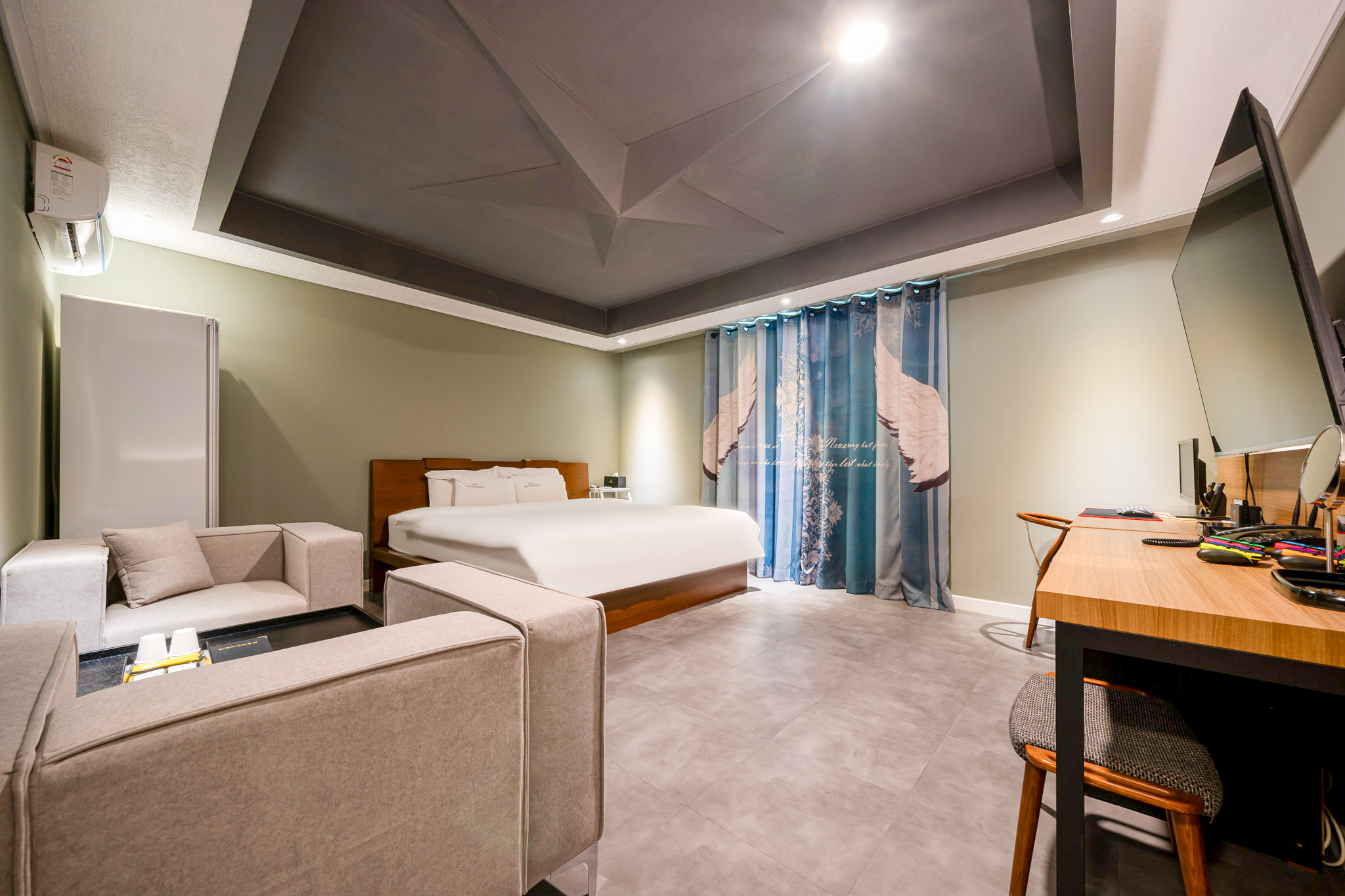 room detail thumbnail 1