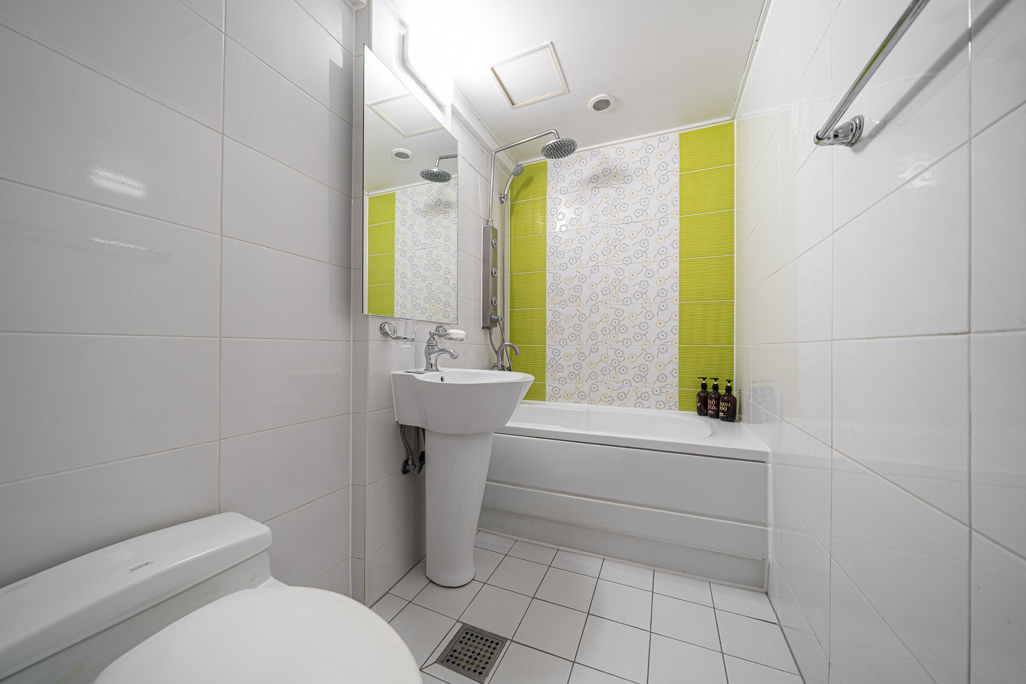 room detail thumbnail 2