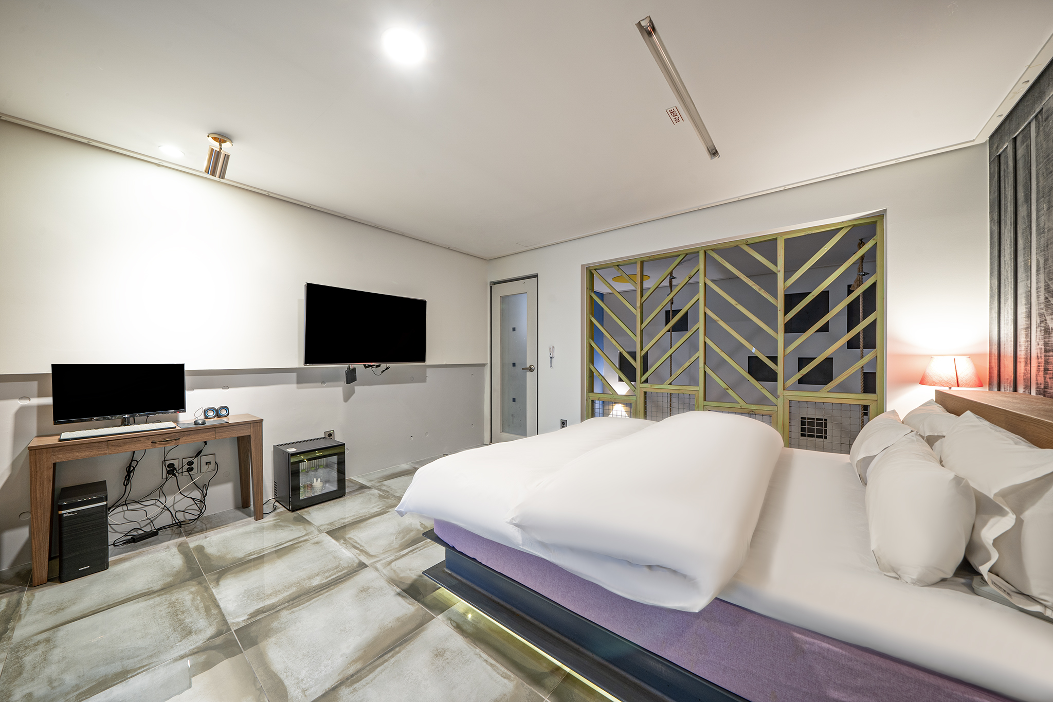 room detail thumbnail 2