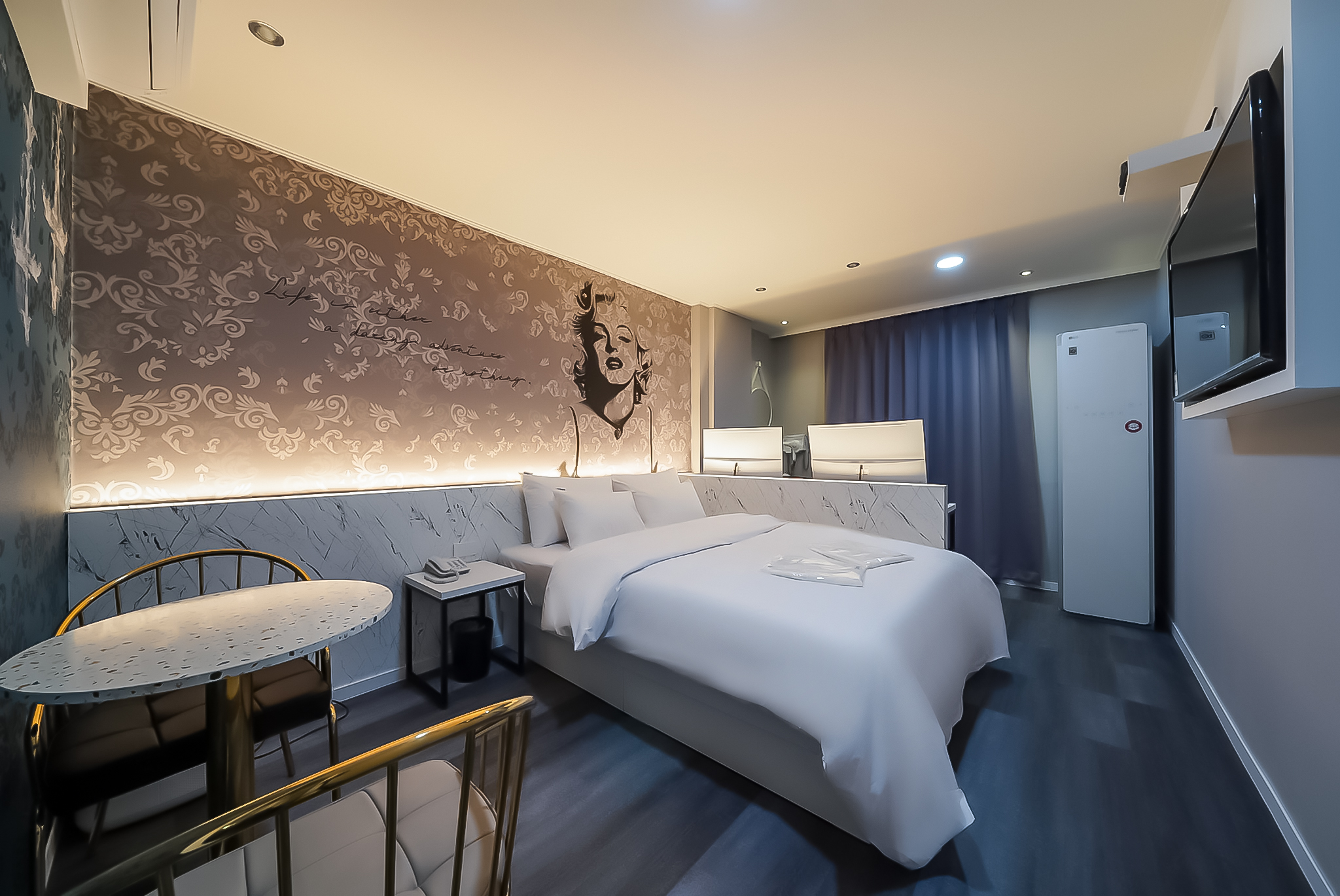 room detail thumbnail 2