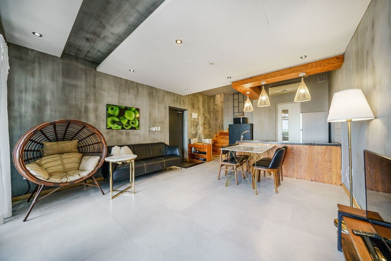 room detail thumbnail 2