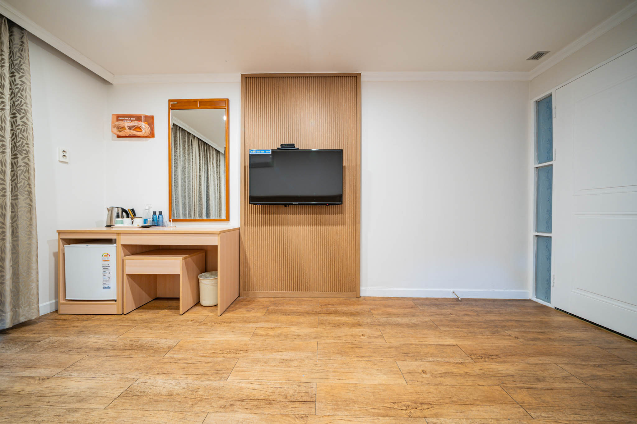 room detail thumbnail 2