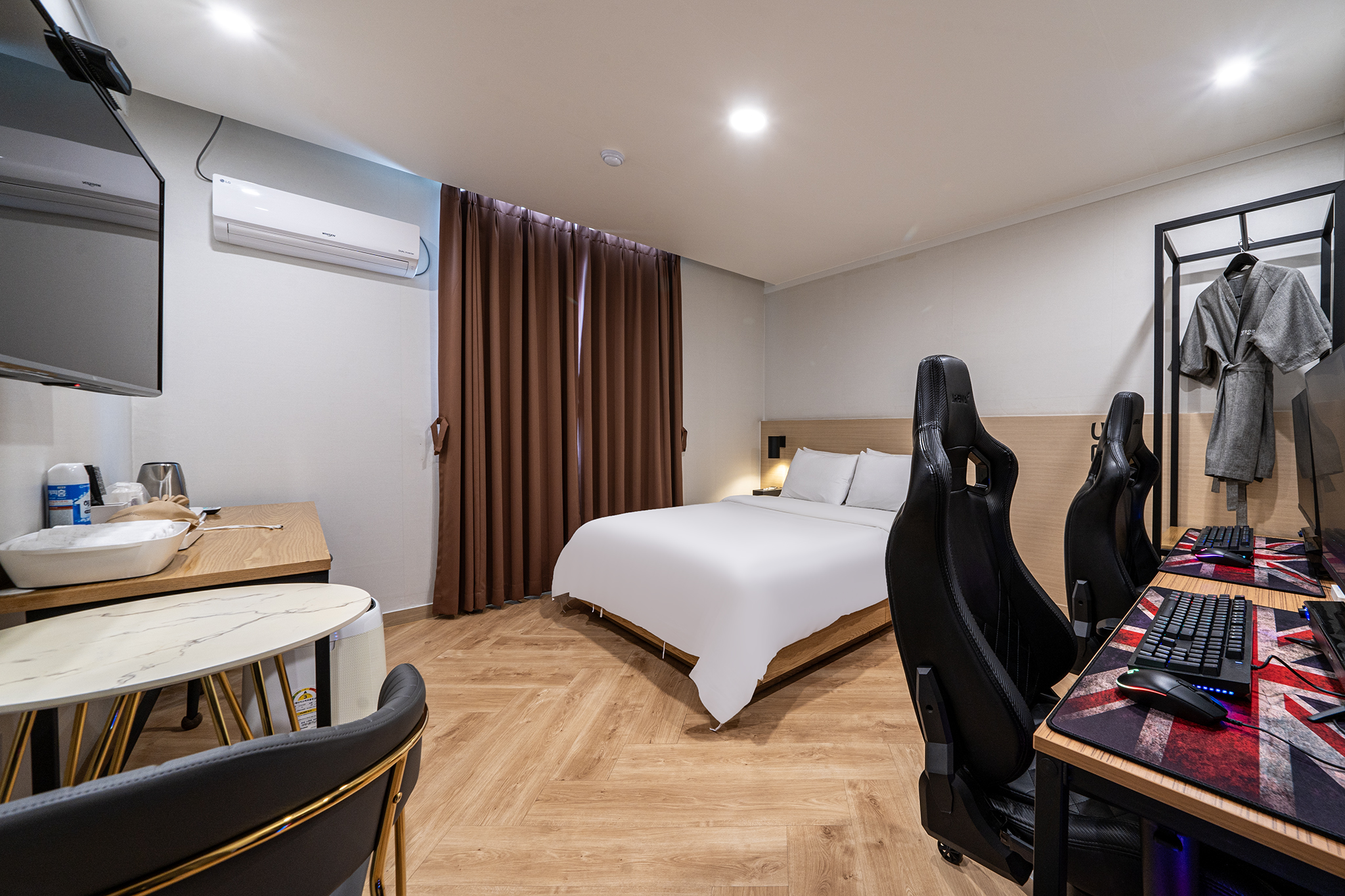 room detail thumbnail 2