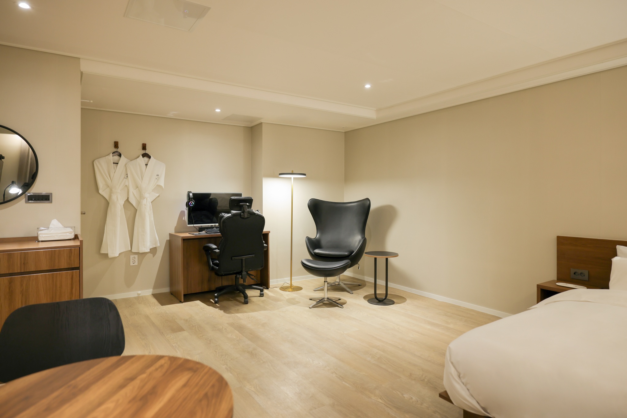 room detail thumbnail 2