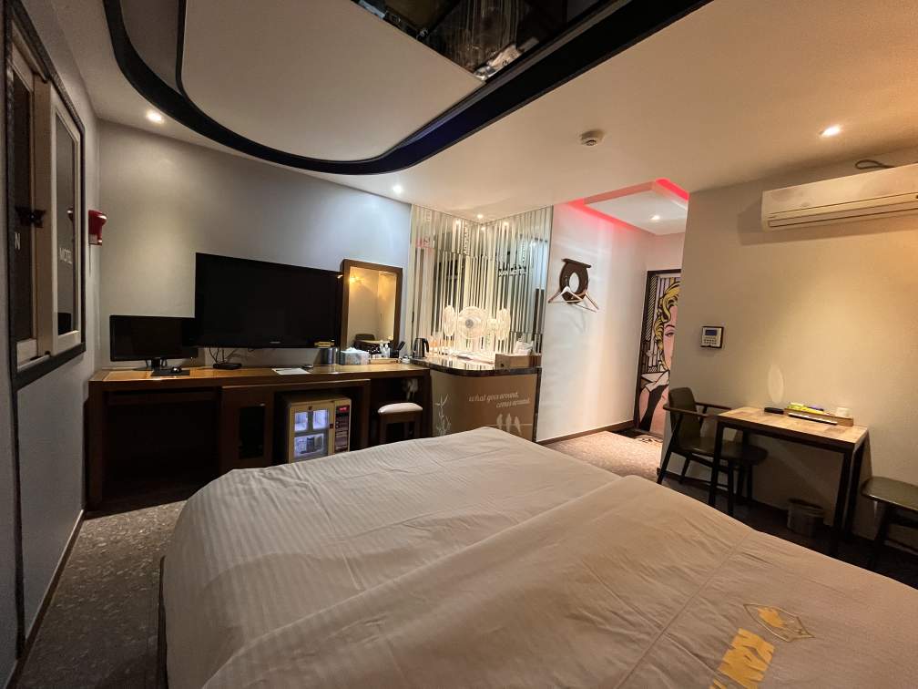 room detail thumbnail 2