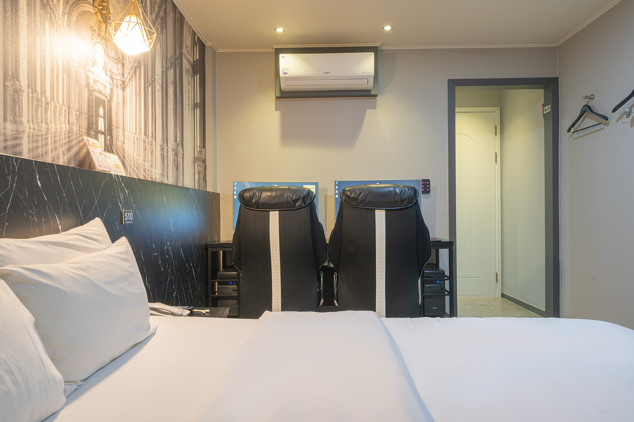 room detail thumbnail 2