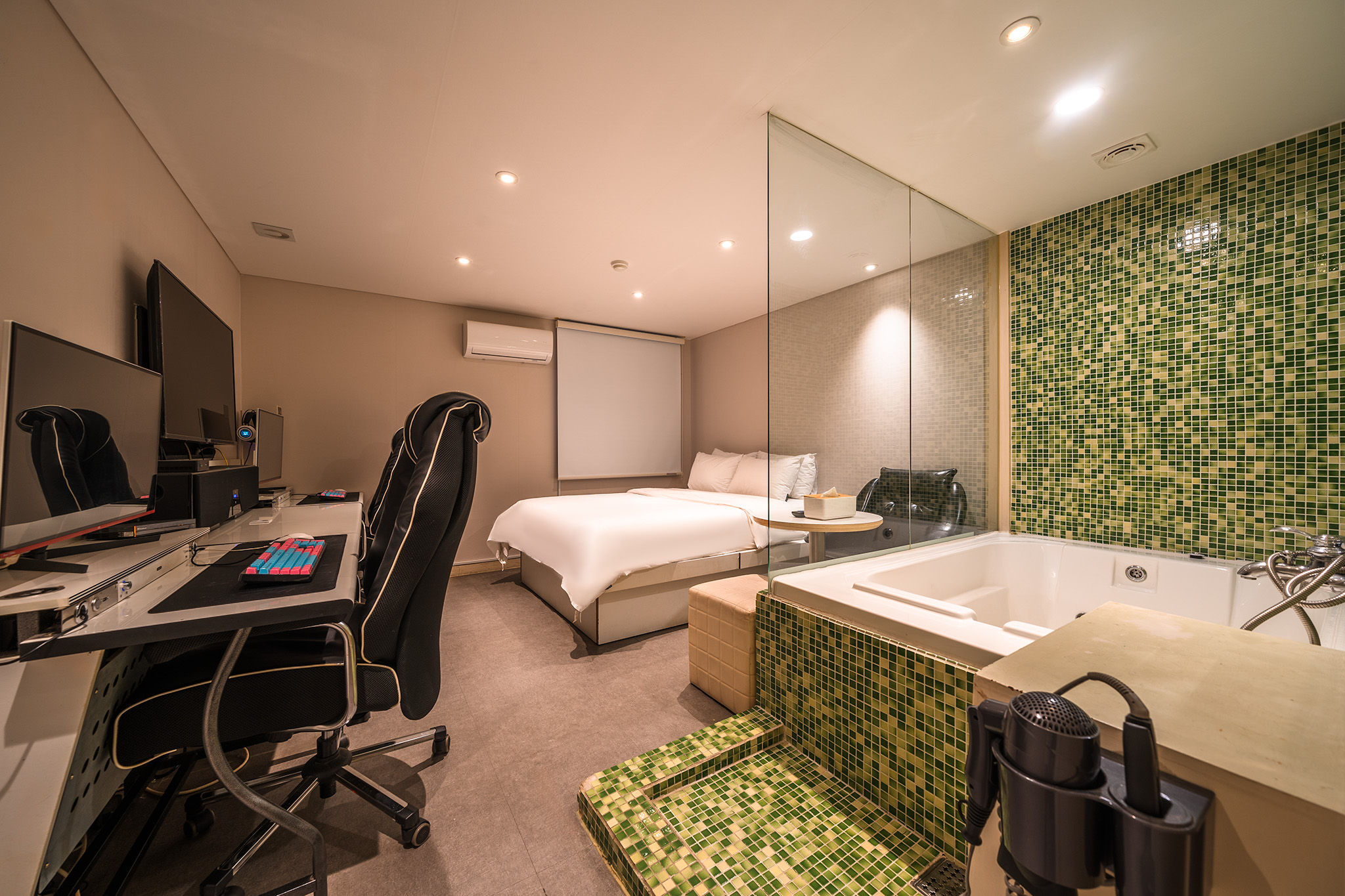 room detail thumbnail 1