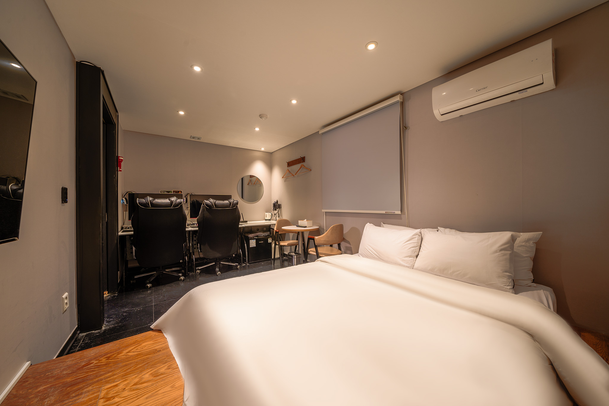 room detail thumbnail 1