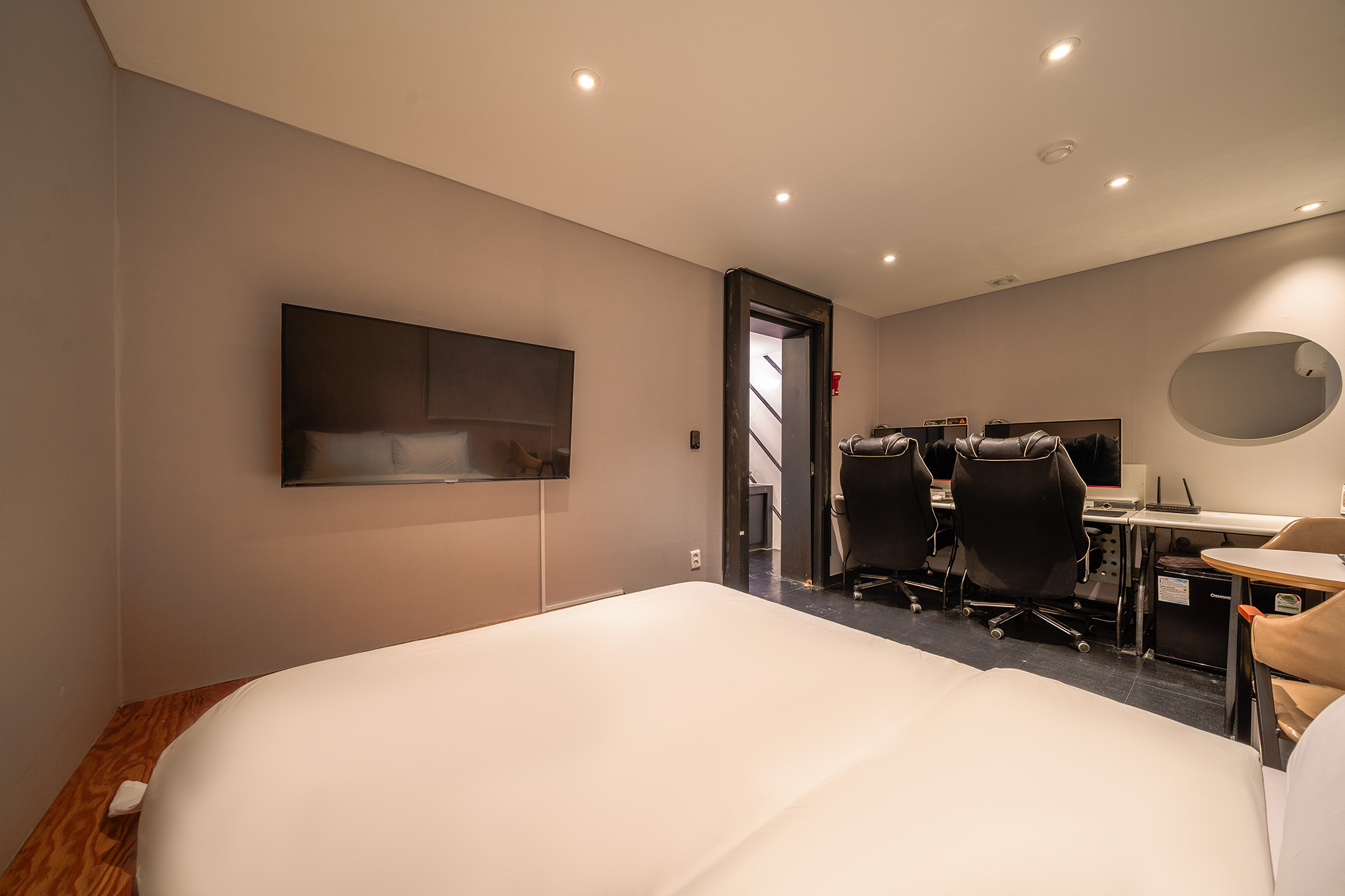 room detail thumbnail 2