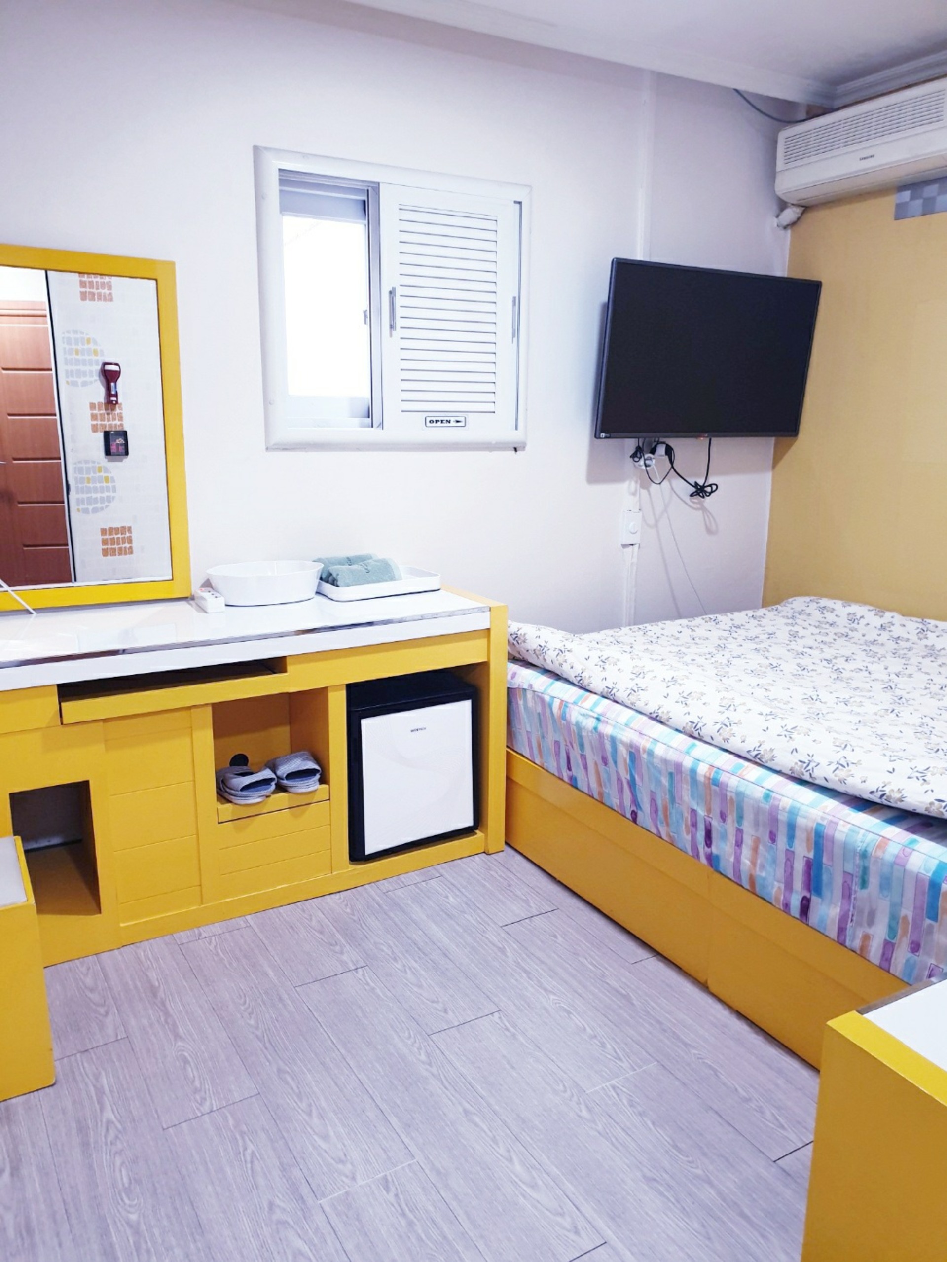room detail thumbnail 1