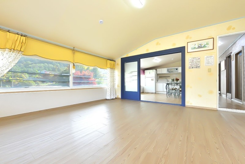 room detail thumbnail 2