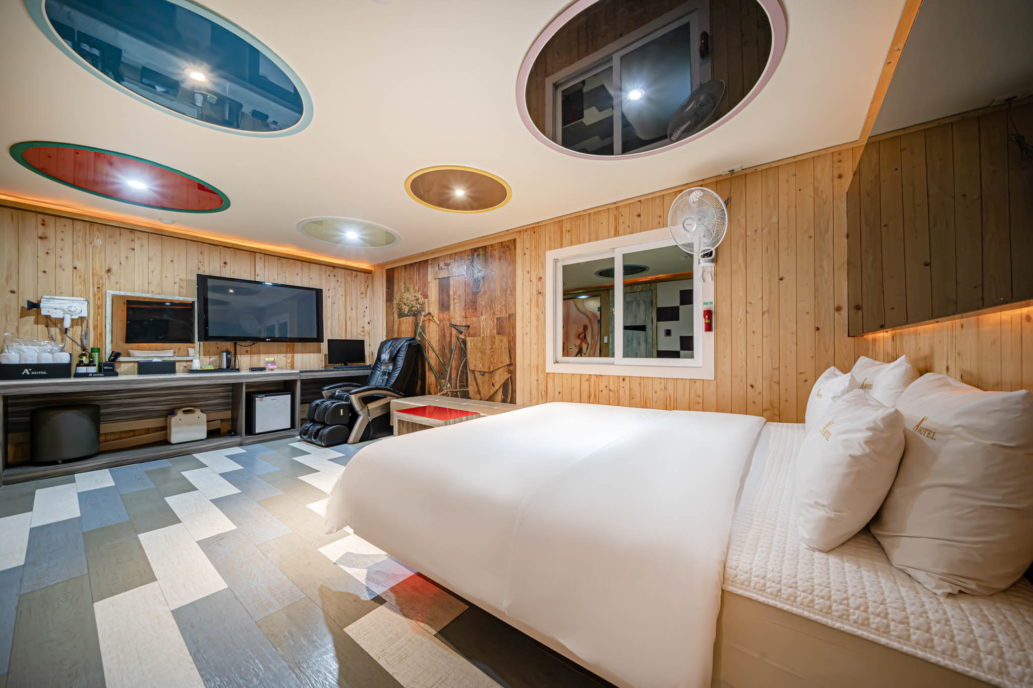 room detail thumbnail 1