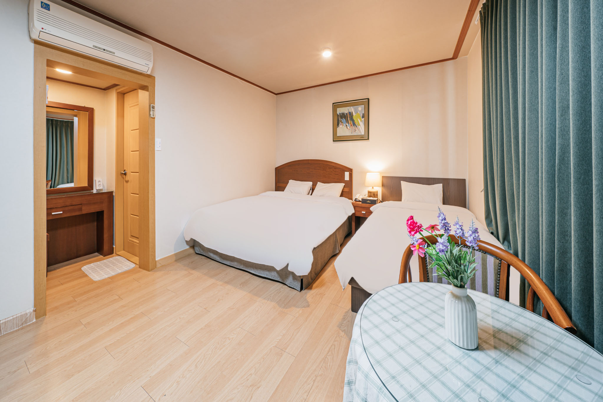 room detail thumbnail 2