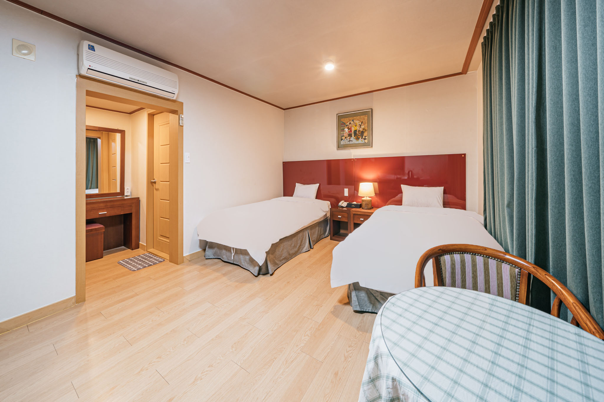 room detail thumbnail 2