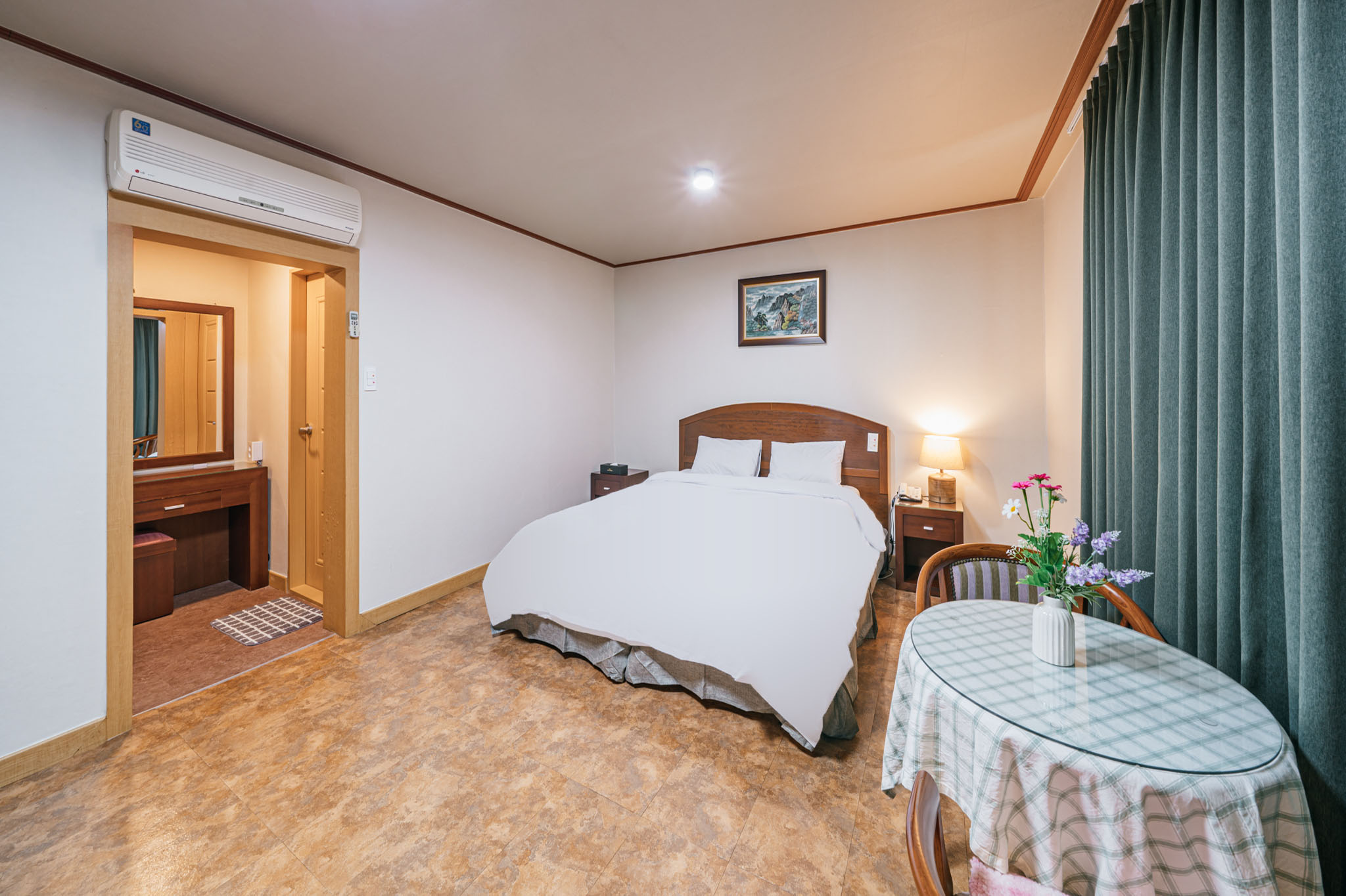 room detail thumbnail 2