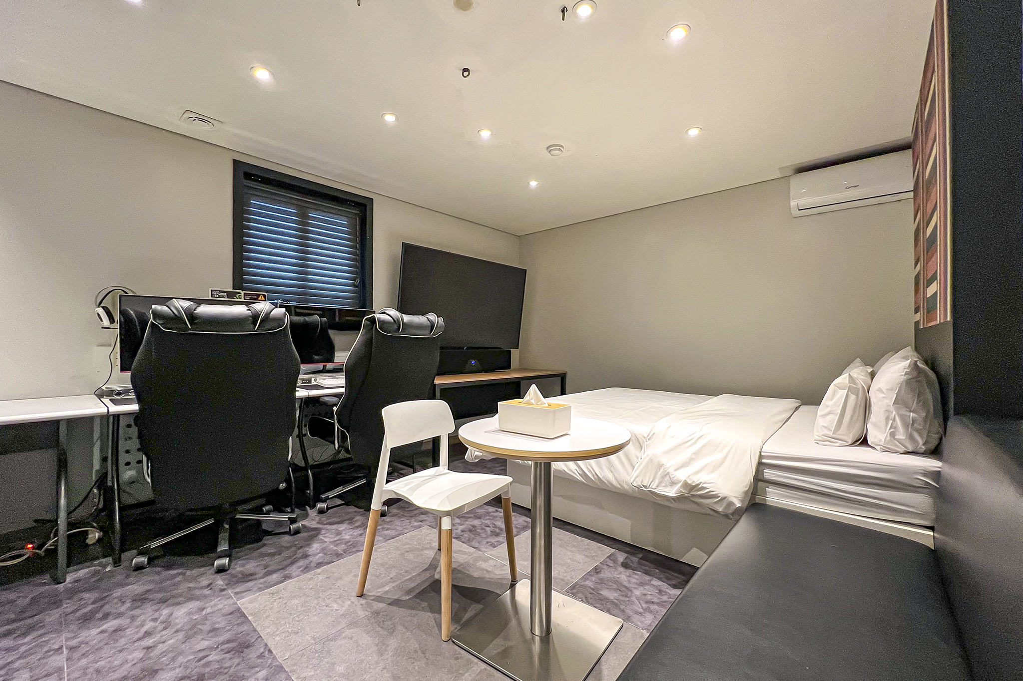 room detail thumbnail 2