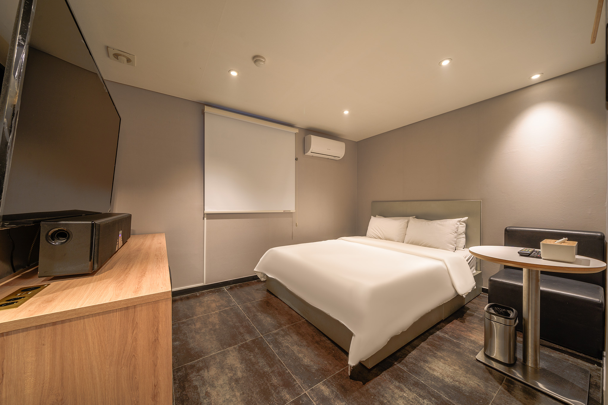 room detail thumbnail 2