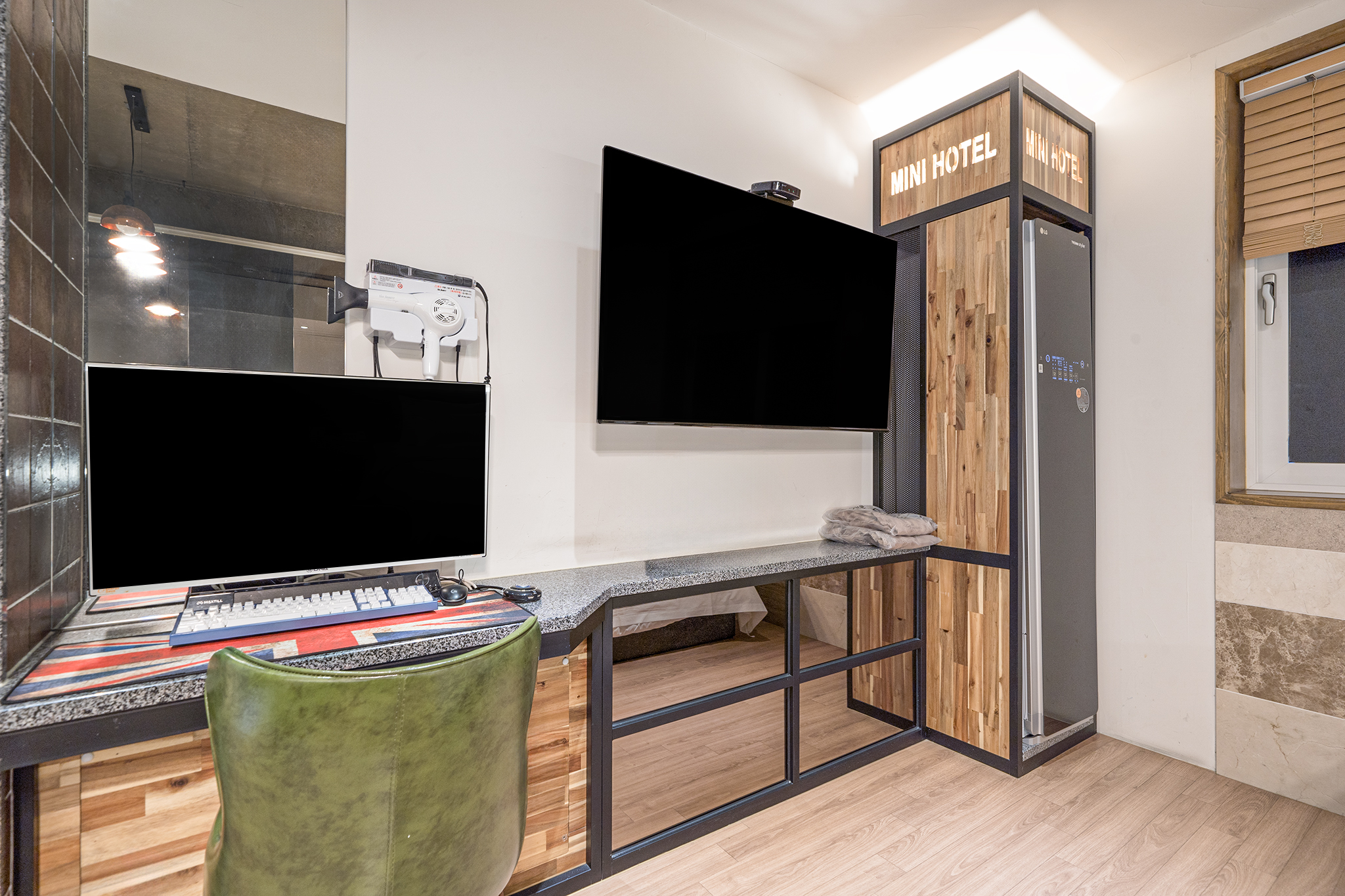 room detail thumbnail 2