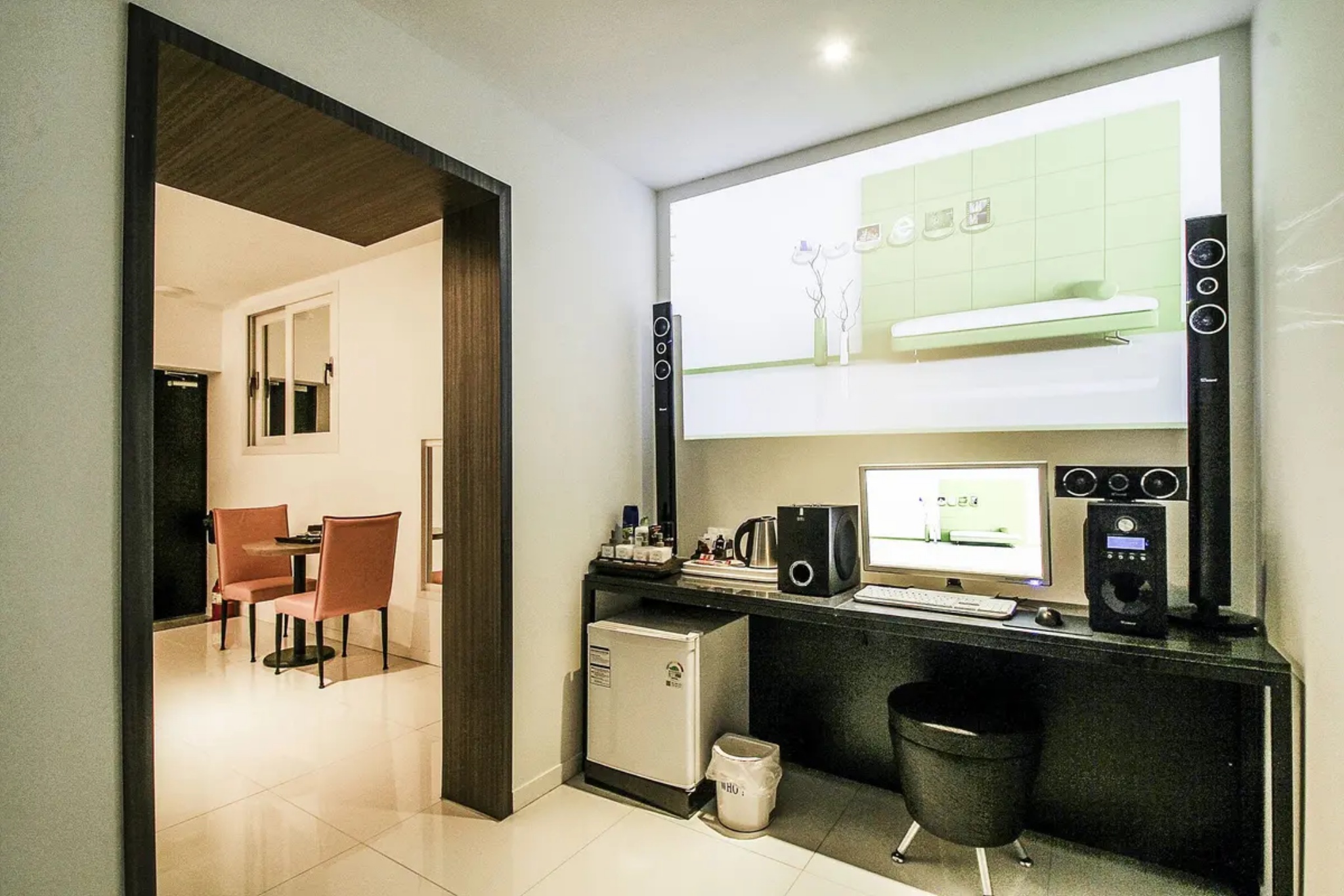 room detail thumbnail 2