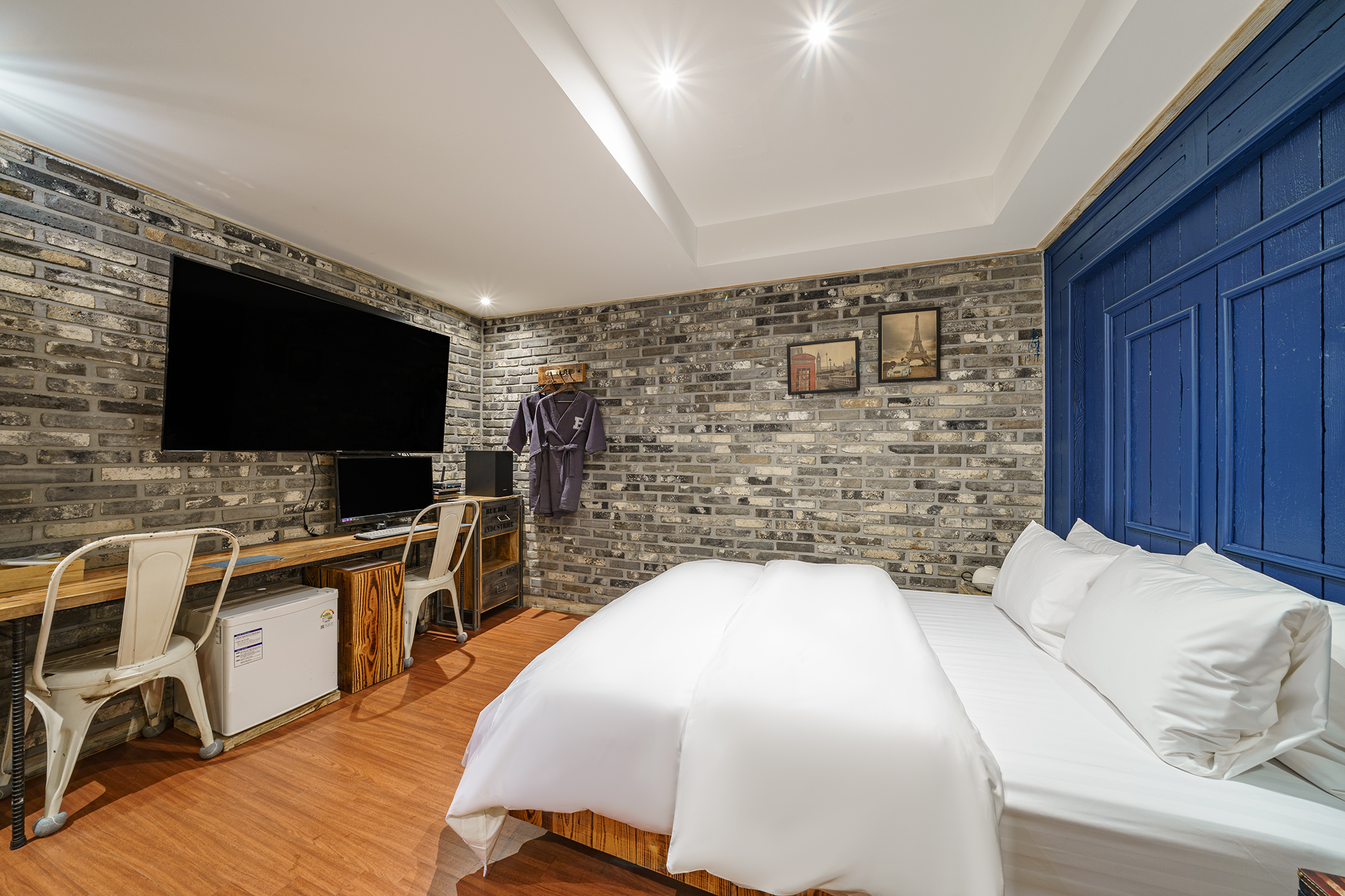 room detail thumbnail 2