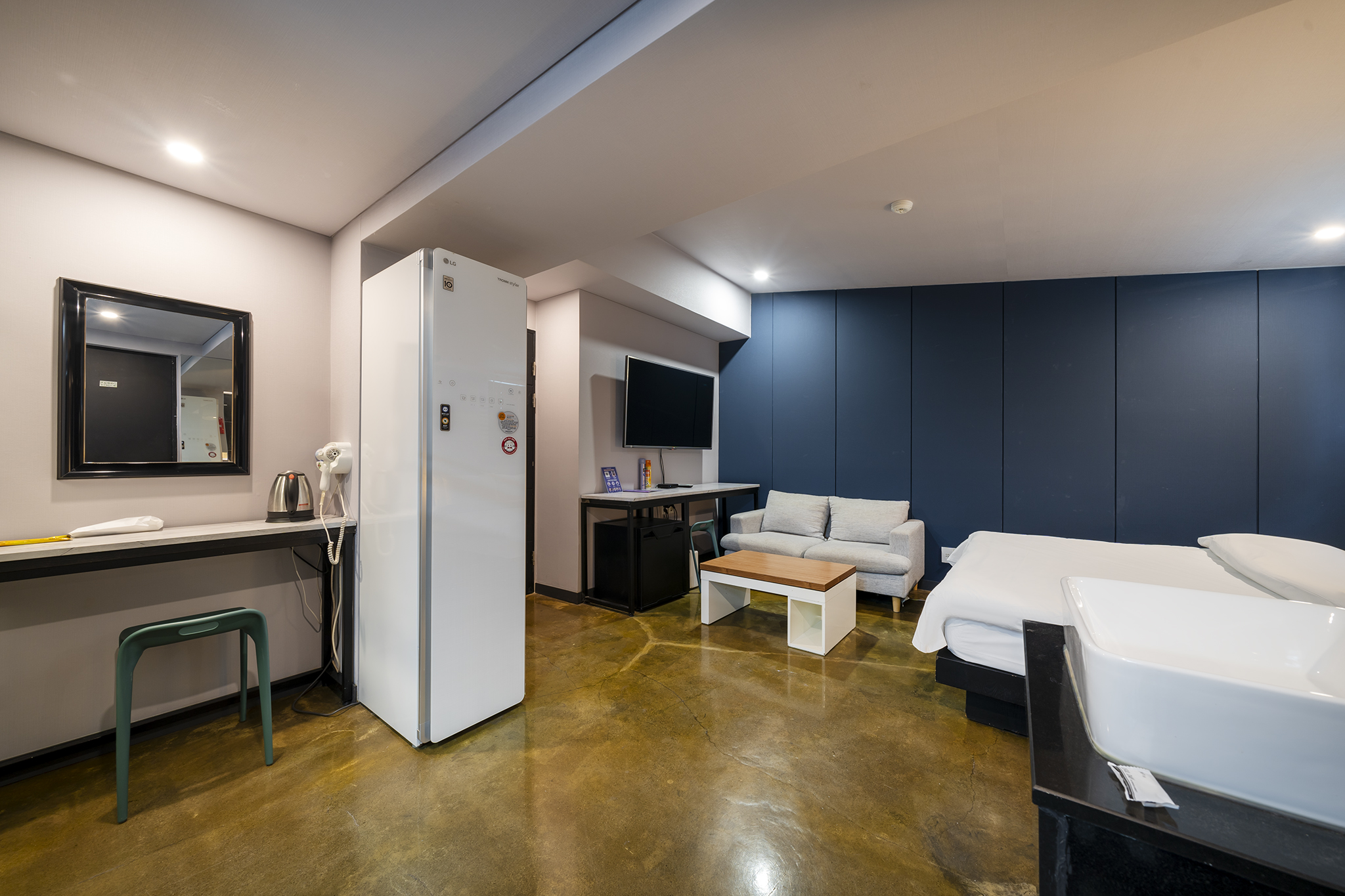room detail thumbnail 2