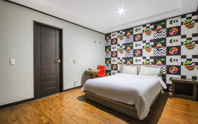 room detail thumbnail 1