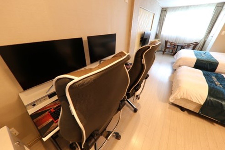 room detail thumbnail 2