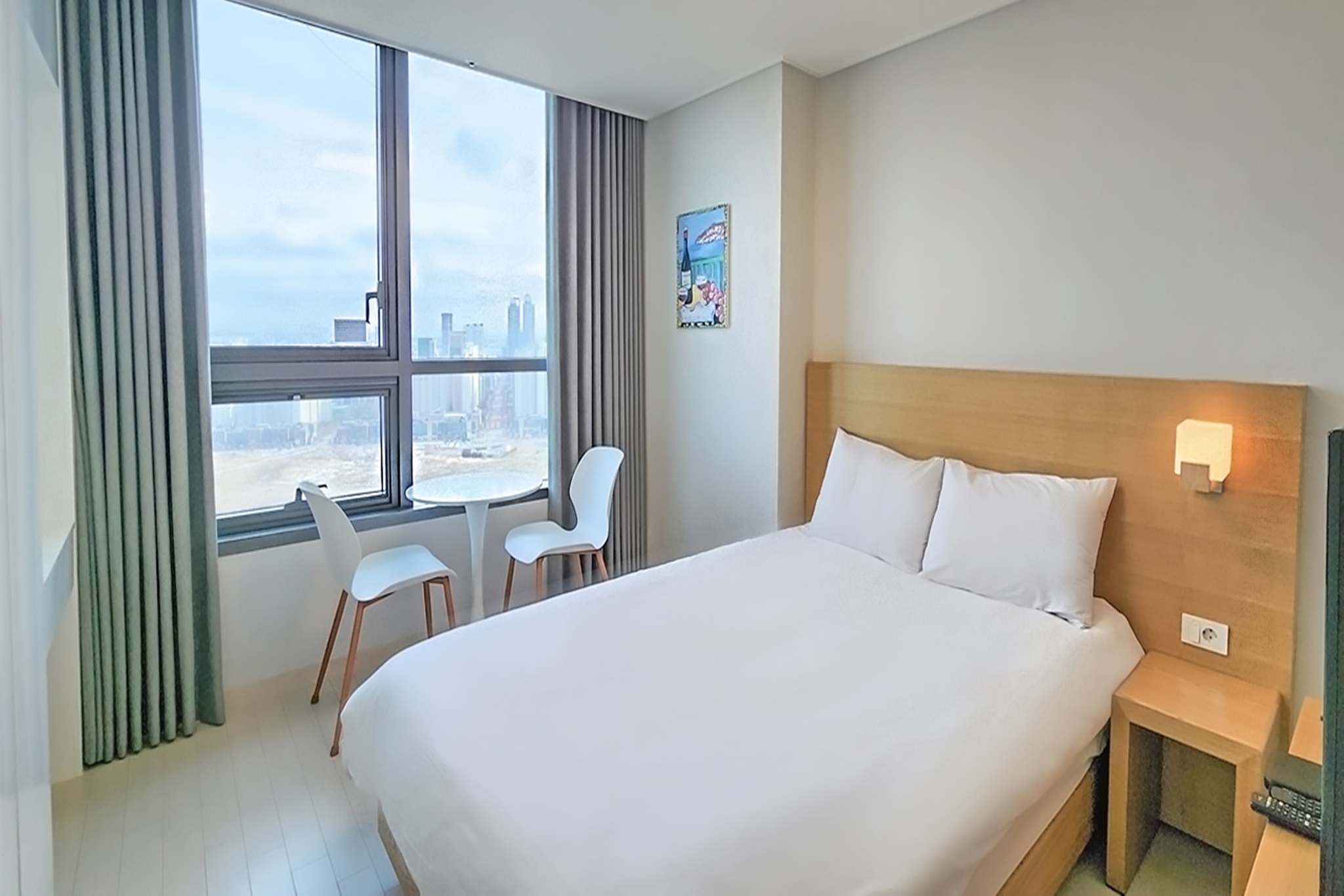 room detail thumbnail 2