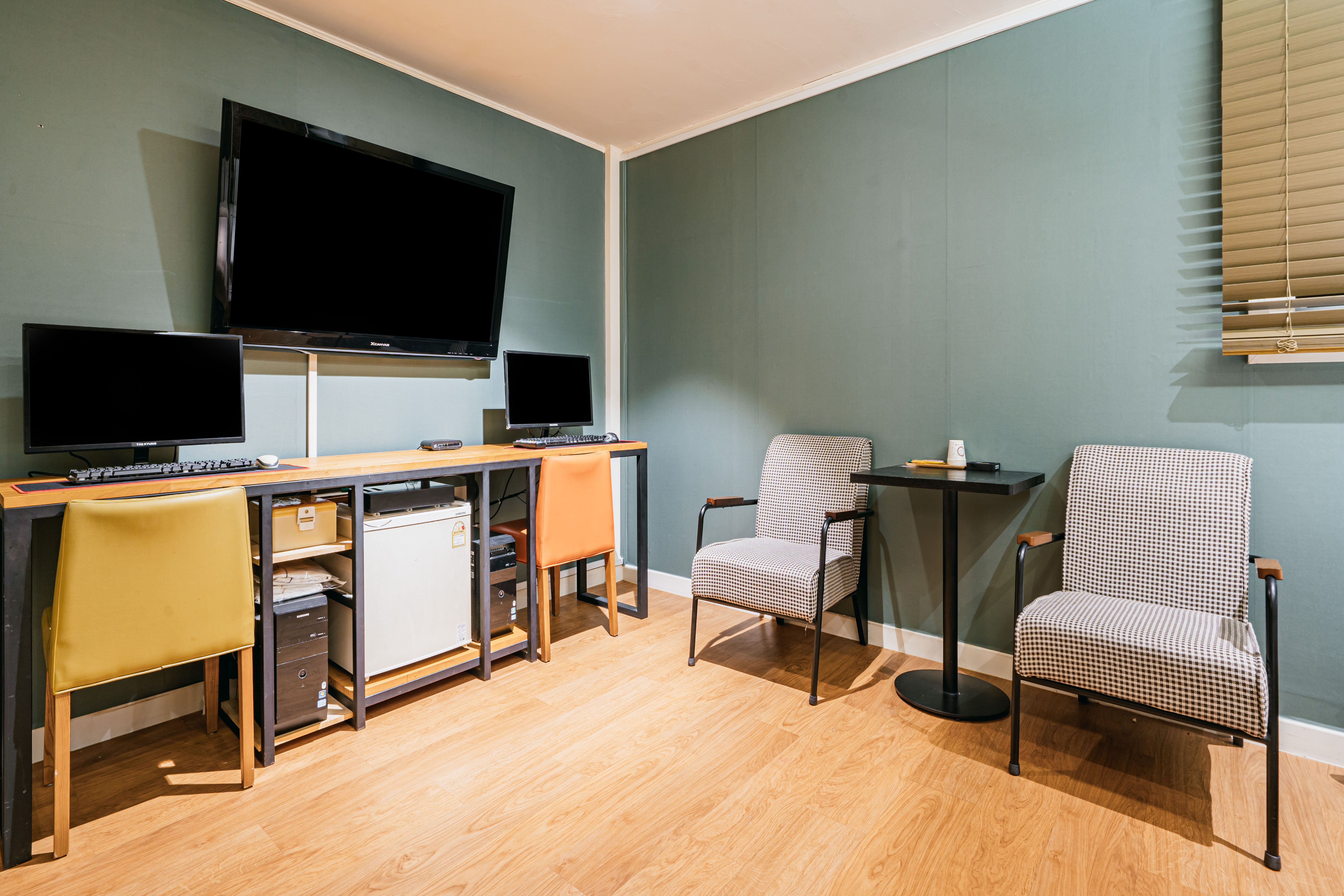 room detail thumbnail 2