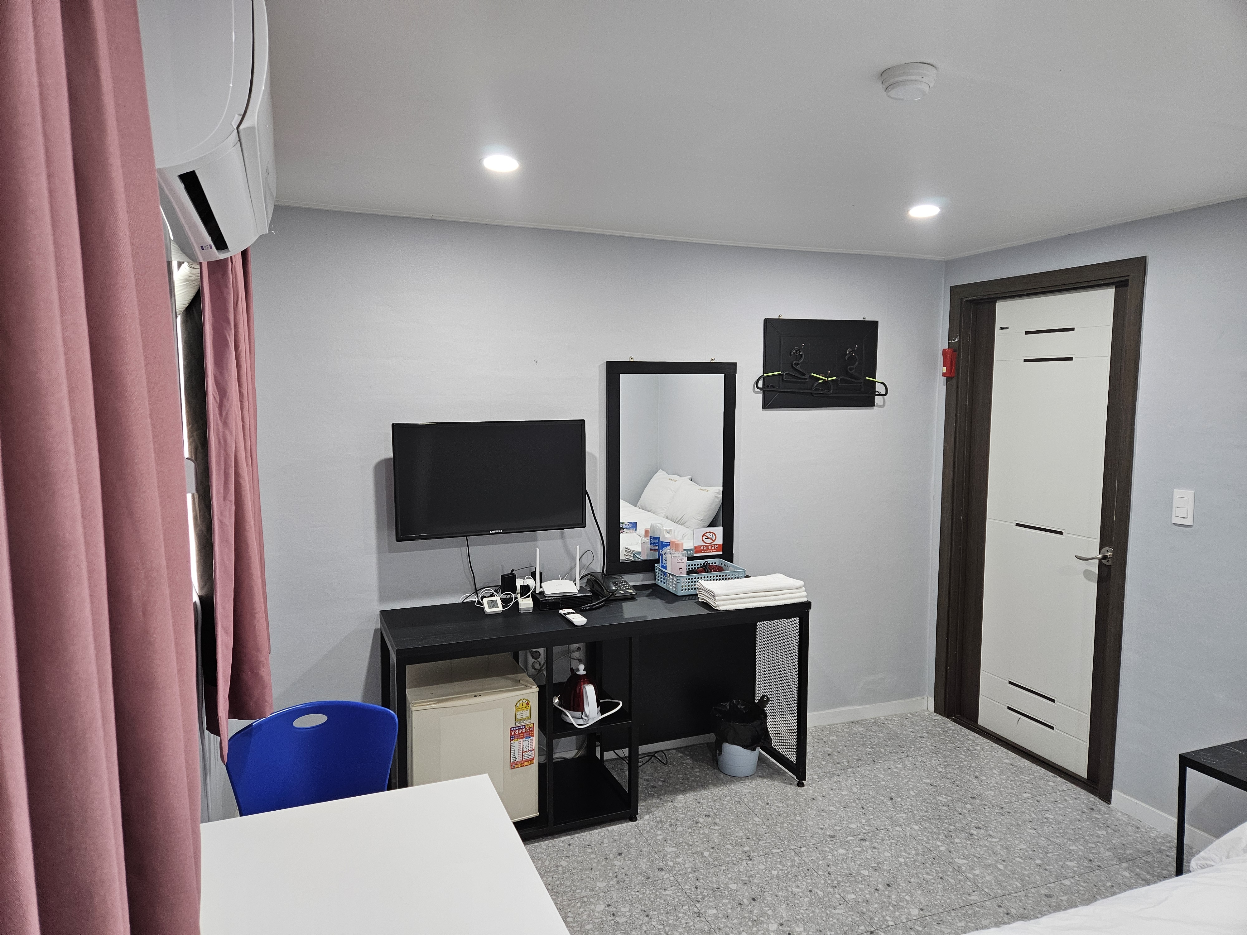 room detail thumbnail 2